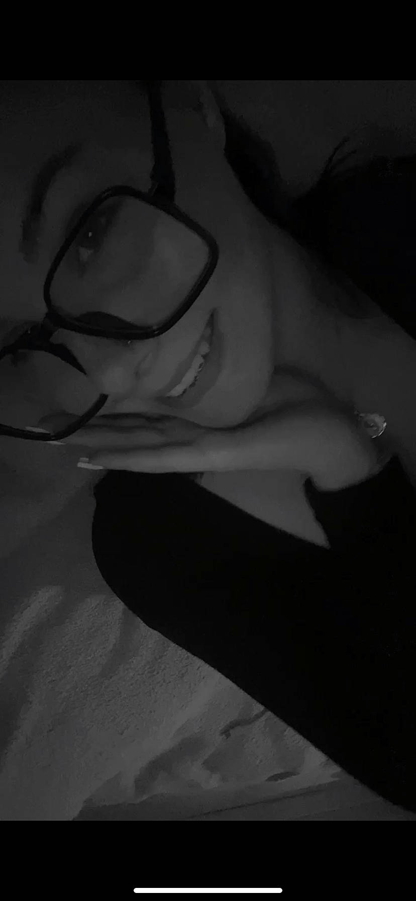 Phoebe a rejoint le concours — aidez-le/la à gagner de superbes lots ! art, automotive_design, chest, darkness, elbow, eyelash, eyewear, flash_photography, font, gesture, grey, human_body, human_leg, jaw, monochrome, monochrome_photography, neck, person, tints_and_shades, trunk