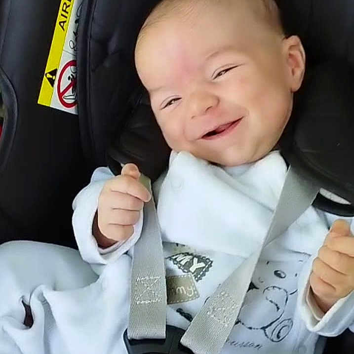 Naël a rejoint le concours — aidez-le/la à gagner de superbes lots ! baby, car_seat, child, comfort, cute, expression, face, happy, head, indoors, infant, joy, pacifier, person, safety_harness, seat, smiling, straps, white_clothing, young