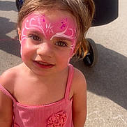 Kaylina a rejoint le concours — aidez-le/la à gagner de superbes lots ! child, girl, face_paint, pink_top, shorts, outdoor, sunlight, stroller, pavement, chalk_drawing, happy, smiling, curious, summer, daylight, cute, young, portrait, casual_clothing, playful