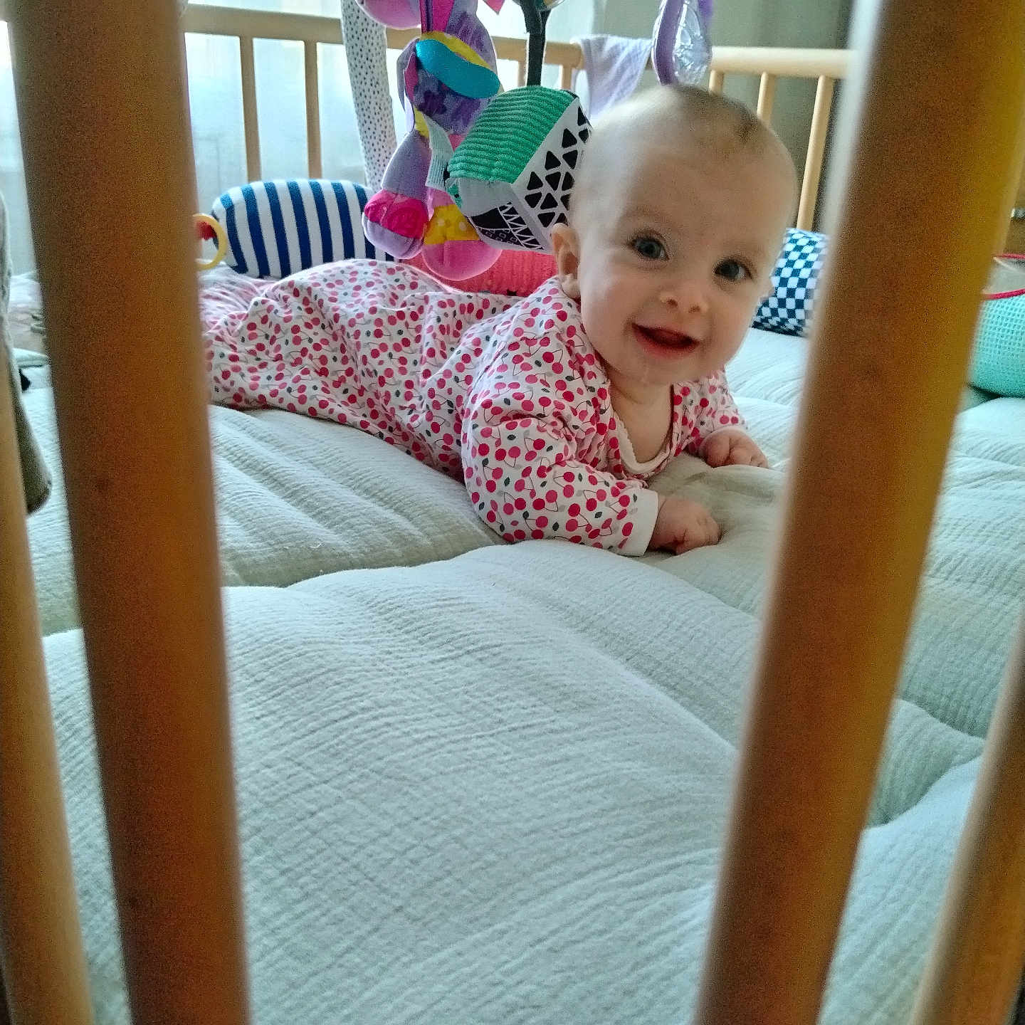 Léana participe au concours pour gagner de l'argent avec cette photo : baby, bed, bedroom, blanket, couch, cradle, crib, cushion, face, furniture, head, homedecor, indoors, infantbed, newborn, person, photography, portrait, quilt, room