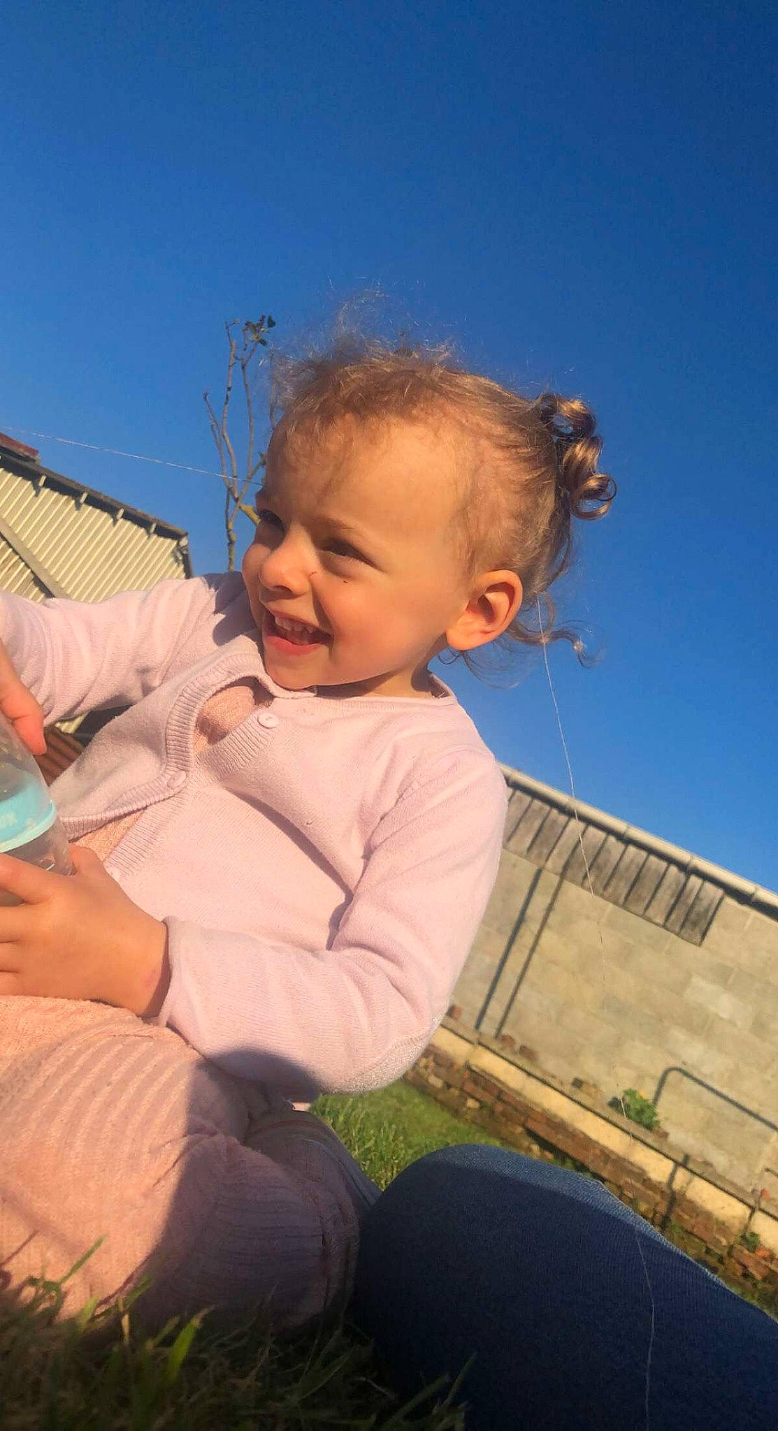 Clara participe au concours pour gagner de l'argent avec cette photo : abdomen, baby, baby_toddler_clothing, beauty, child, fun, grass, happy, joy, lap, leg, leisure, people_in_nature, person, sitting, skin, sky, smile, toddler, travel