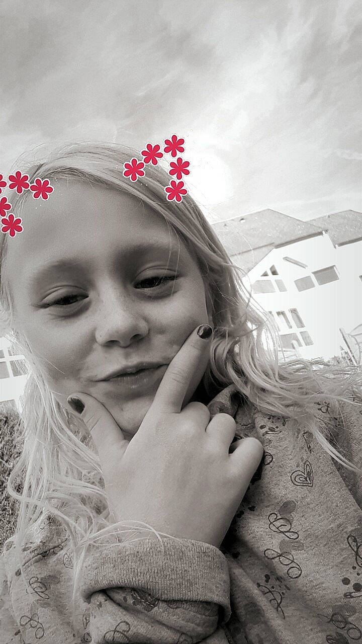 Cassandra participe au concours pour gagner de l'argent avec cette photo : beauty, black_and_white, child, eye, fun, girl, hair_accessory, happiness, lip, monochrome, monochrome_photography, person, photograph, photography, portrait, portrait_photography, skin, smile, stock_photography