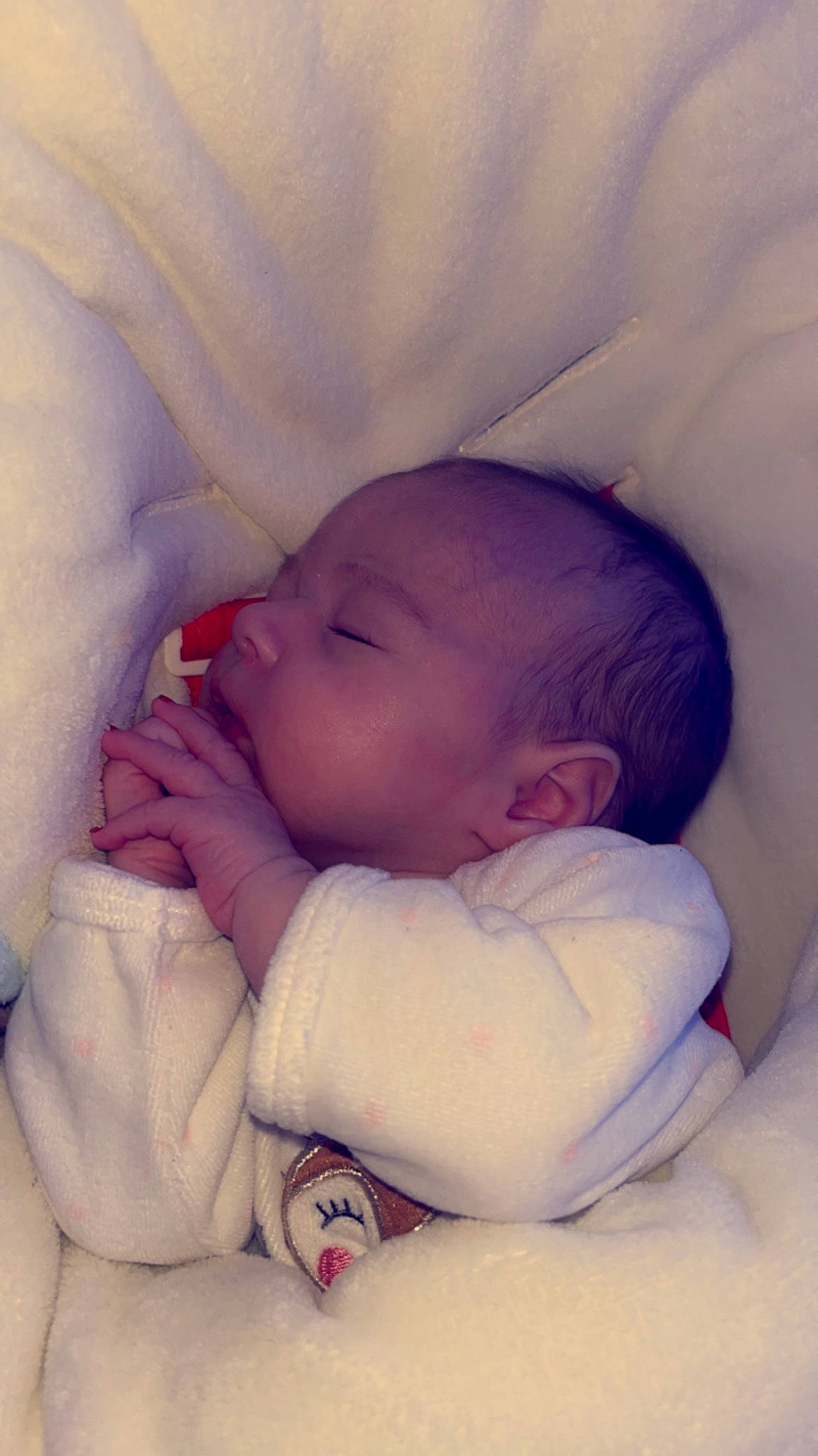 Ynaya a rejoint le concours — aidez-le/la à gagner de superbes lots ! baby, baby_sleeping, baby_toddler_clothing, bedtime, carmine, cheek, child, comfort, finger, happy, iris, linens, lip, mouth, nap, nose, person, skin, textile, thumb