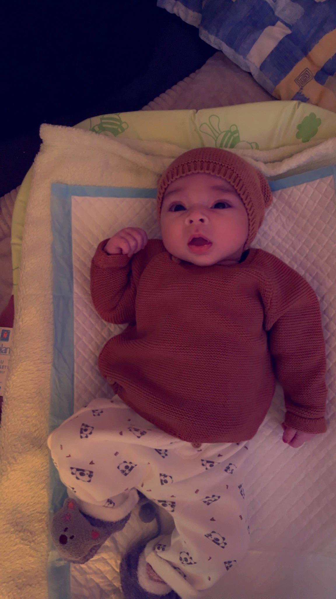 Ynaya a rejoint le concours — aidez-le/la à gagner de superbes lots ! baby, baby_toddler_clothing, cheek, chin, comfort, dress, eye, face, hand, head, headwear, human_body, iris, mouth, outerwear, person, pink, purple, skin, sleeve