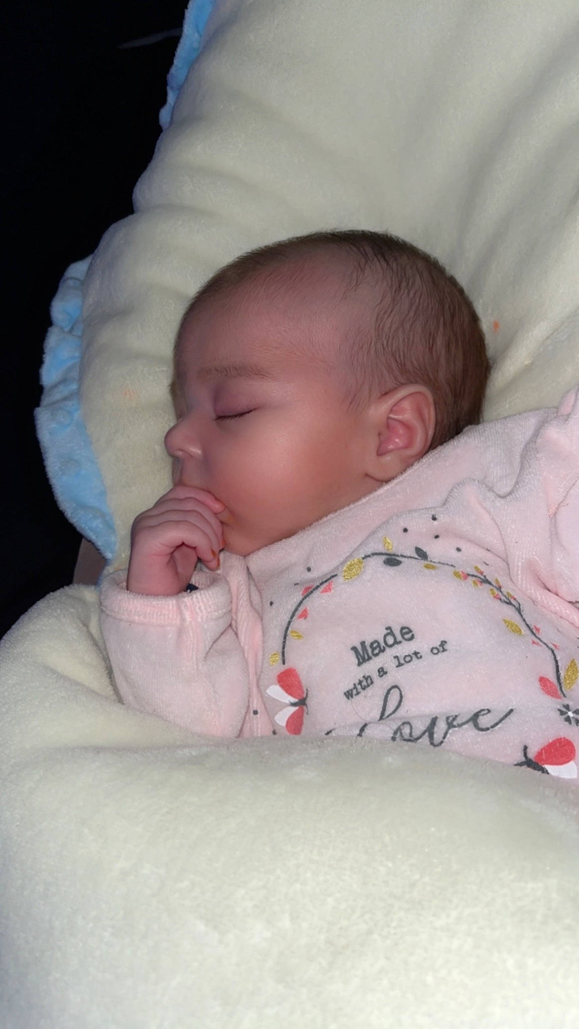 Ynaya a rejoint le concours — aidez-le/la à gagner de superbes lots ! baby, baby_products, baby_sleeping, baby_toddler_clothing, bedtime, cheek, child, comfort, eye, eyebrow, human_body, iris, linens, lip, mouth, nose, person, pink, skin, sleeve