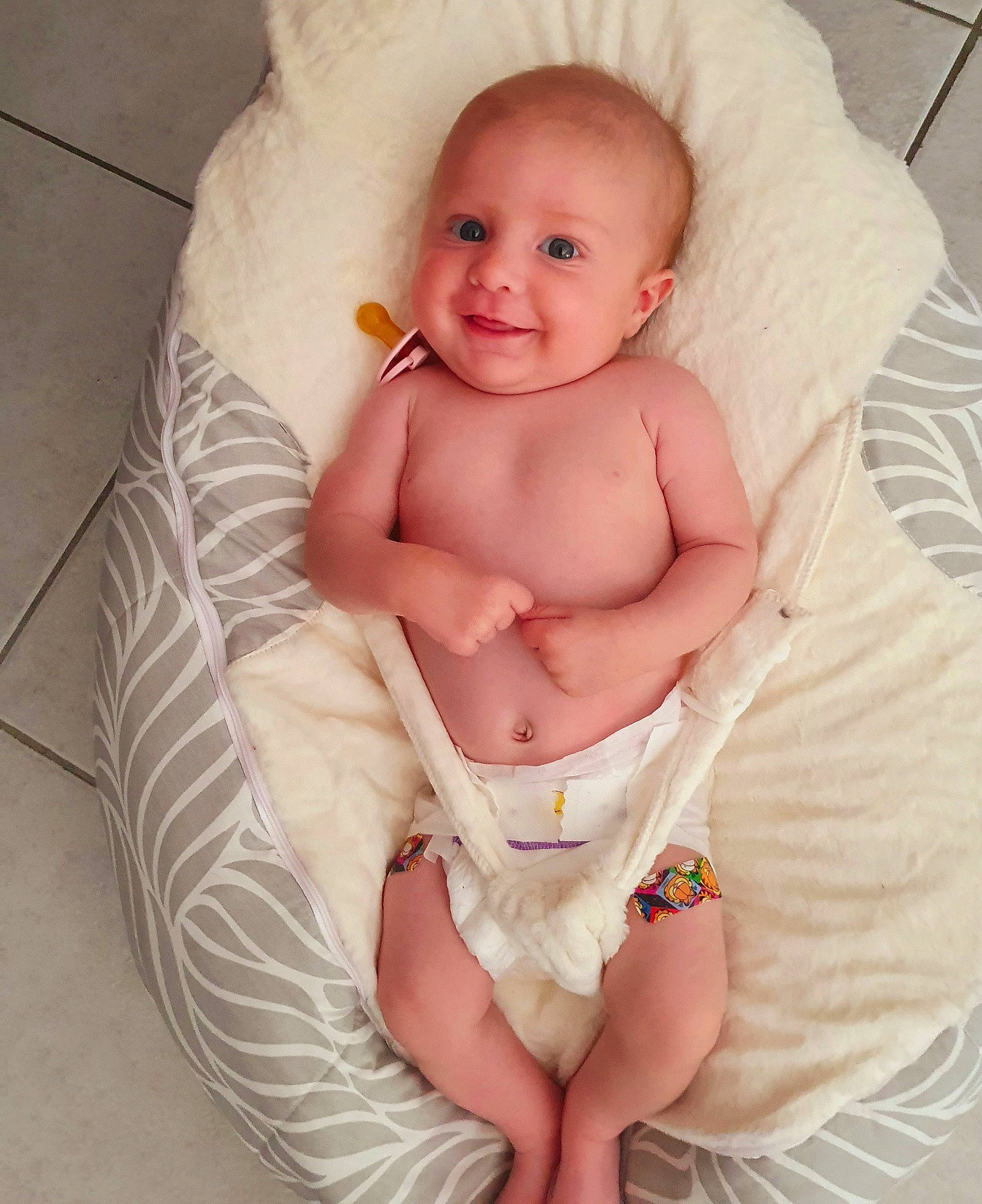 Alice a rejoint le concours — aidez-le/la à gagner de superbes lots ! abdomen, baby, baby_toddler_clothing, cheek, chest, comfort, eye, face, head, human_body, joy, knee, leg, lip, neck, person, pink, skin, sleeve, smile