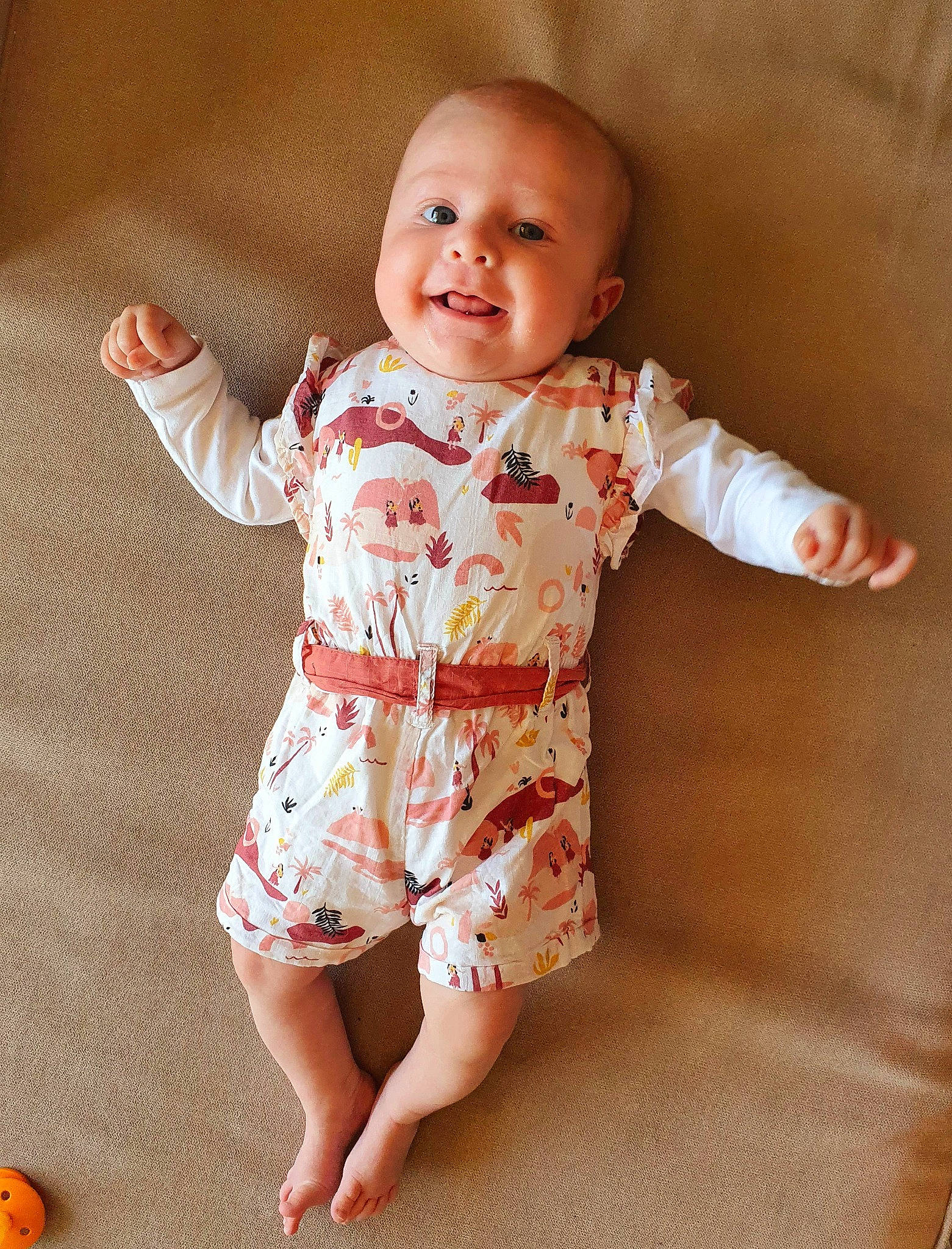 Alice participe au concours pour gagner de l'argent avec cette photo : arm, baby, baby_toddler_clothing, child, chin, clothing, collar, finger, flooring, human_body, joint, joy, pattern, person, product, skin, sleeve, smile, standing, textile