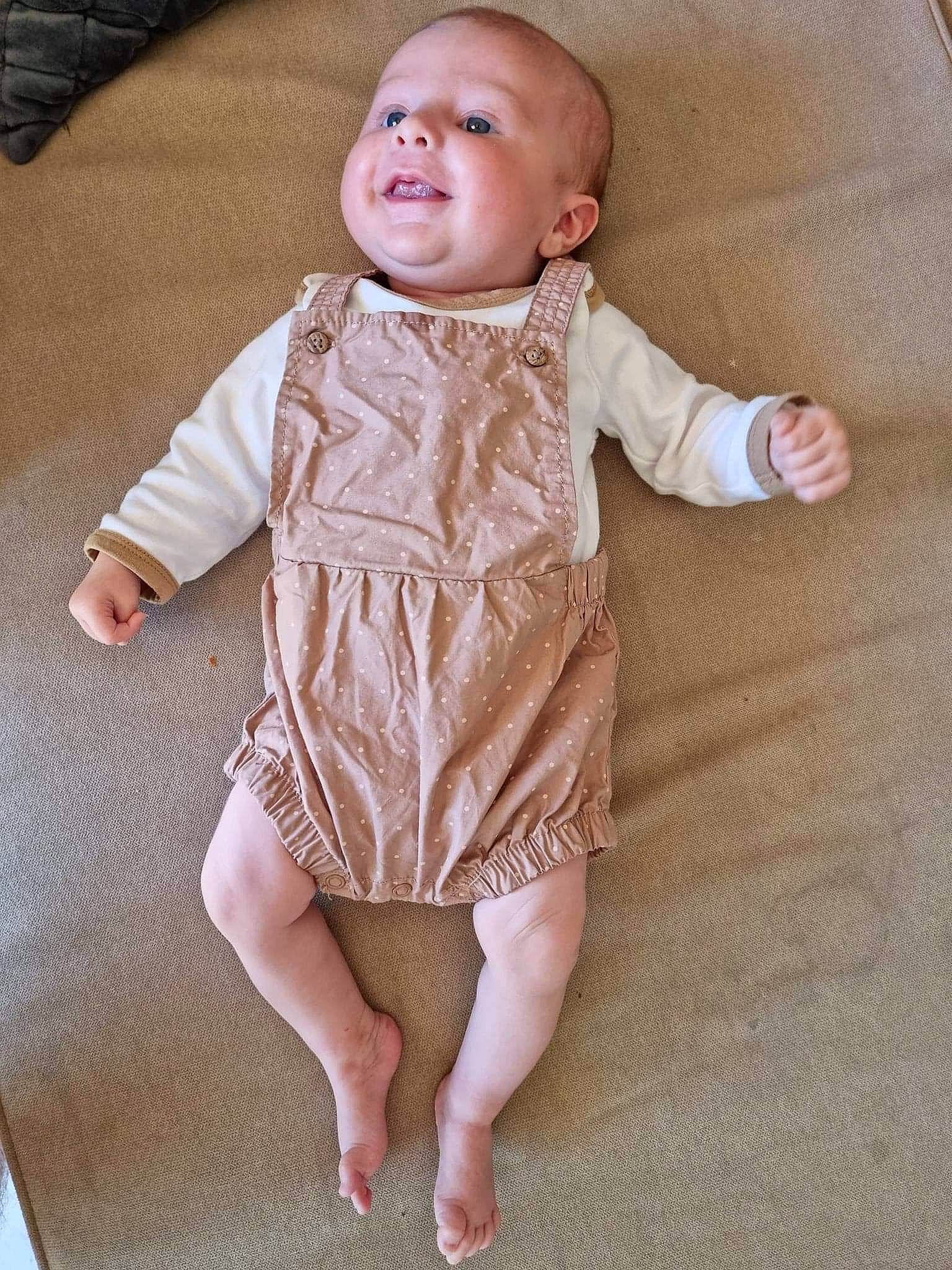 Alice participe au concours pour gagner de l'argent avec cette photo : baby, baby_toddler_clothing, cheek, collar, comfort, dress_shirt, eye, finger, flooring, head, human_body, human_leg, iris, neck, one_piece_garment, person, skin, sleeve, smile, thumb