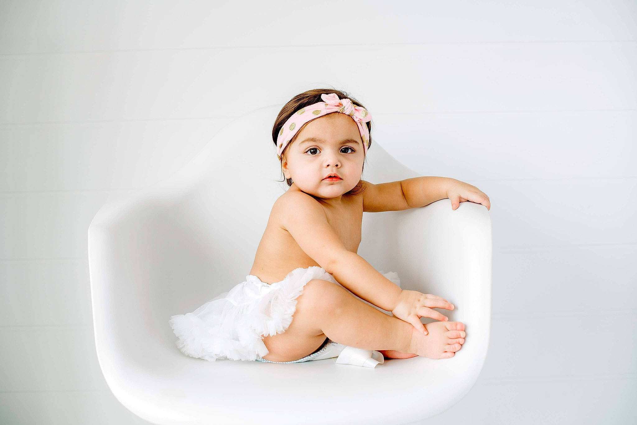 Mireyah is registered to the contest to win money with this photo: baby, baby_toddler_clothing, elbow, eyelash, fashion_accessory, flash_photography, foot, hair_accessory, happy, headpiece, headwear, human_body, human_leg, knee, peach, person, sitting, sleeve, thigh, thumb