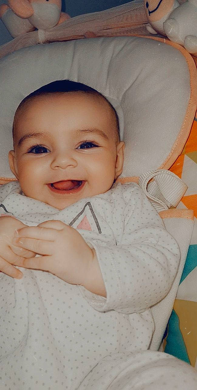 Dayana participe au concours pour gagner de l'argent avec cette photo : baby, baby_toddler_clothing, cheek, chin, comfort, eye, eyebrow, finger, gesture, happy, iris, joy, lip, mouth, nose, outerwear, person, pink, skin, sleeve