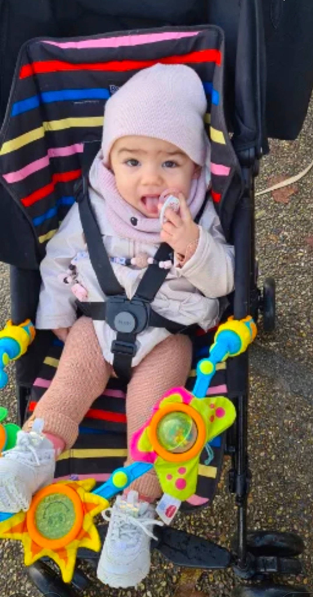 Neyliah a rejoint le concours — aidez-le/la à gagner de superbes lots ! baby, baby_carriage, baby_products, baby_toddler_clothing, cap, child, event, fun, headwear, leisure, people, person, photograph, product, sitting, snapshot, tire, toddler, toy, wheel