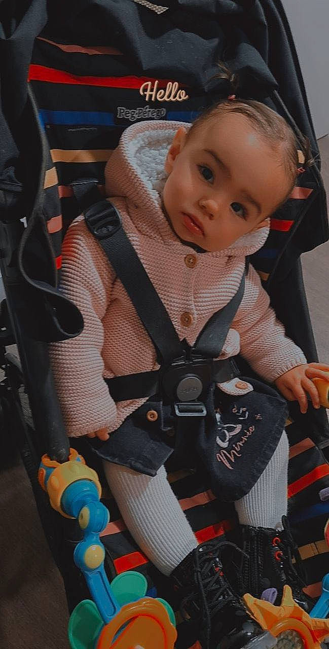 Neyliah participe au concours pour gagner de l'argent avec cette photo : auto_part, baby, baby_carriage, baby_products, baby_safety, bag, car_seat, carmine, child, comfort, cool, costume, fun, motor_vehicle, person, personal_protective_equipment, product, seat_belt, sitting, toddler