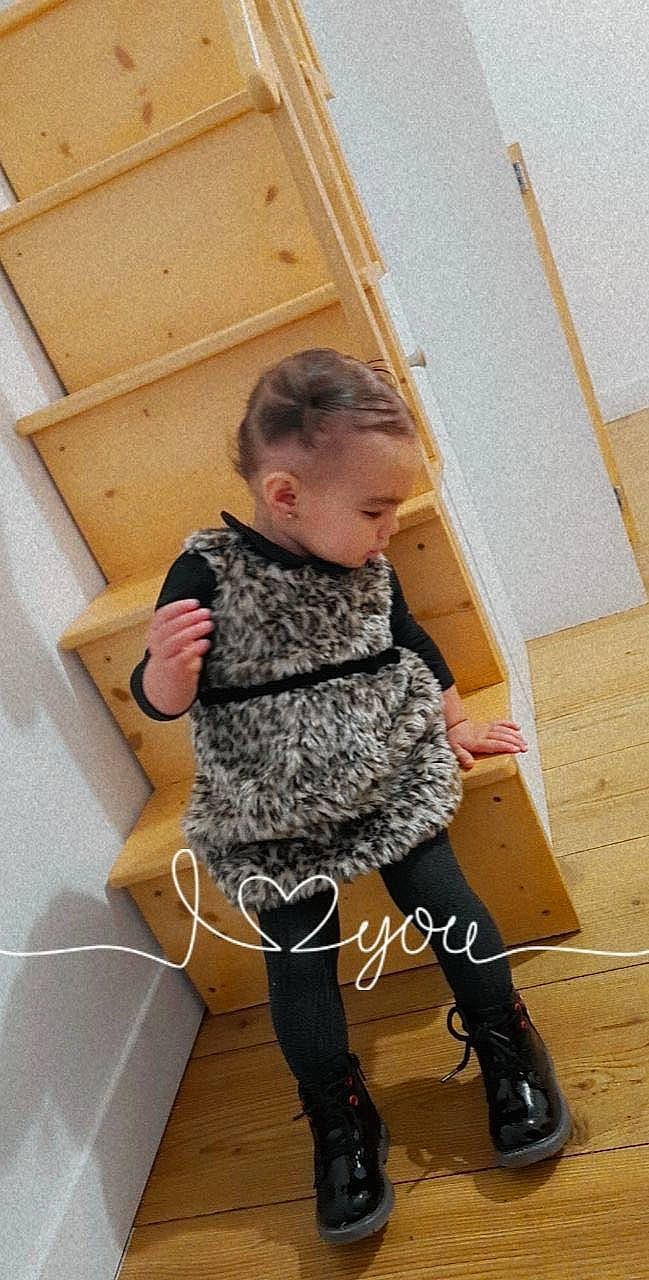 Neyliah participe au concours pour gagner de l'argent avec cette photo : bangs, blond, chair, fashion_design, fawn, flooring, foot, human_leg, knee, leg, leggings, pattern, person, shoe, sleeve, sock, stairs, street_fashion, thigh, waist