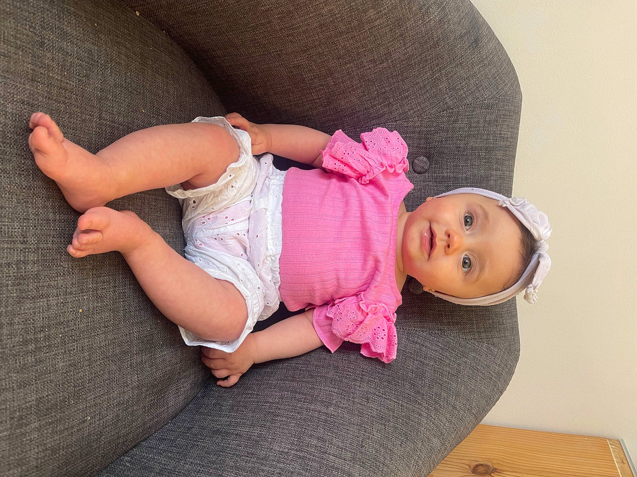 Lia participe au concours pour gagner de l'argent avec cette photo : arm, baby, baby_sleeping, baby_toddler_clothing, cheek, child, comfort, finger, headgear, human_body, human_leg, joint, knee, leg, magenta, person, pink, skin, sleeve, thigh