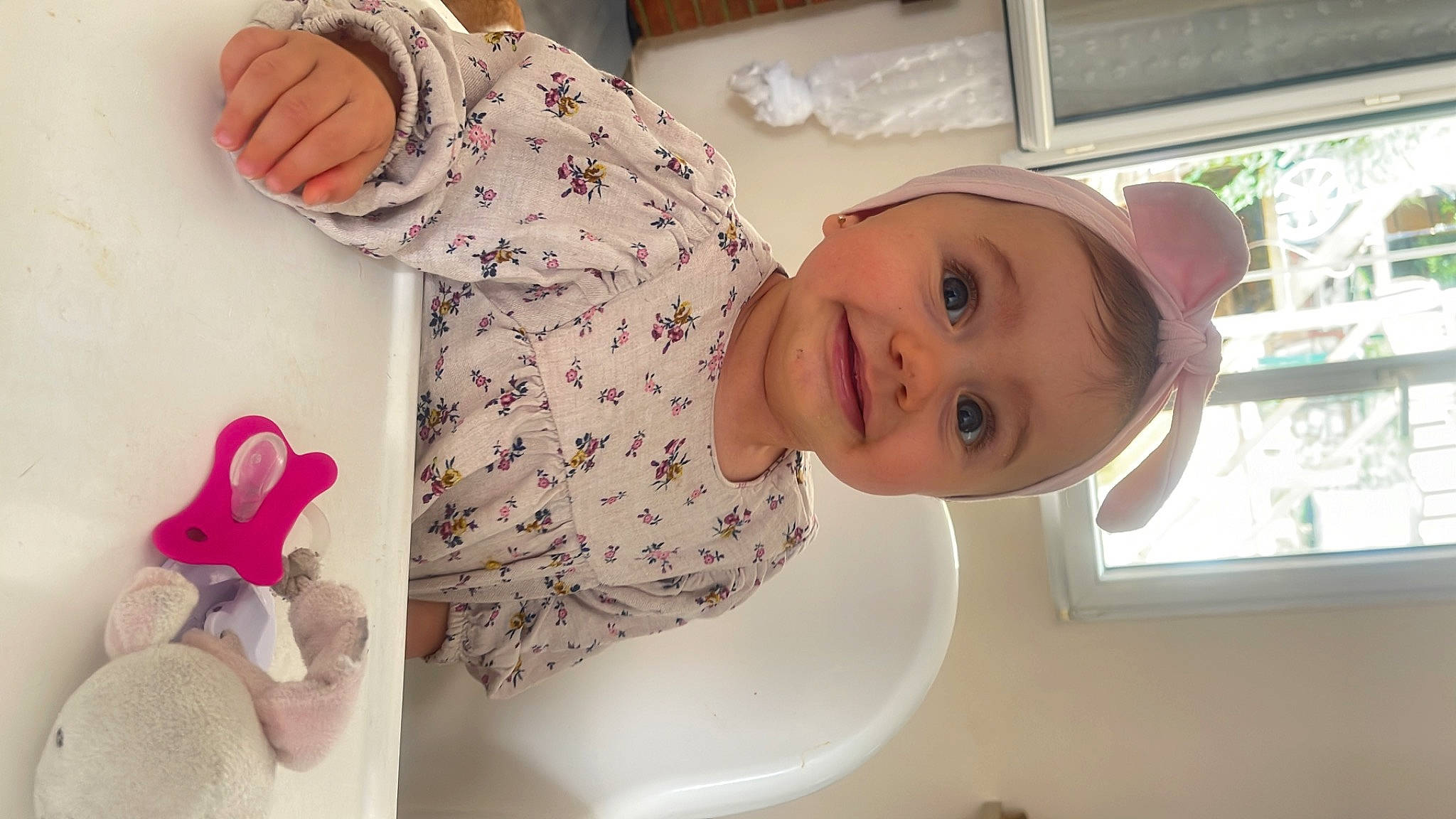 Lia participe au concours pour gagner de l'argent avec cette photo : baby, baby_toddler_clothing, bathing, child, comfort, finger, flooring, fun, hairstyle, happy, joy, pattern, person, petal, product, room, sleeve, smile, t_shirt, table