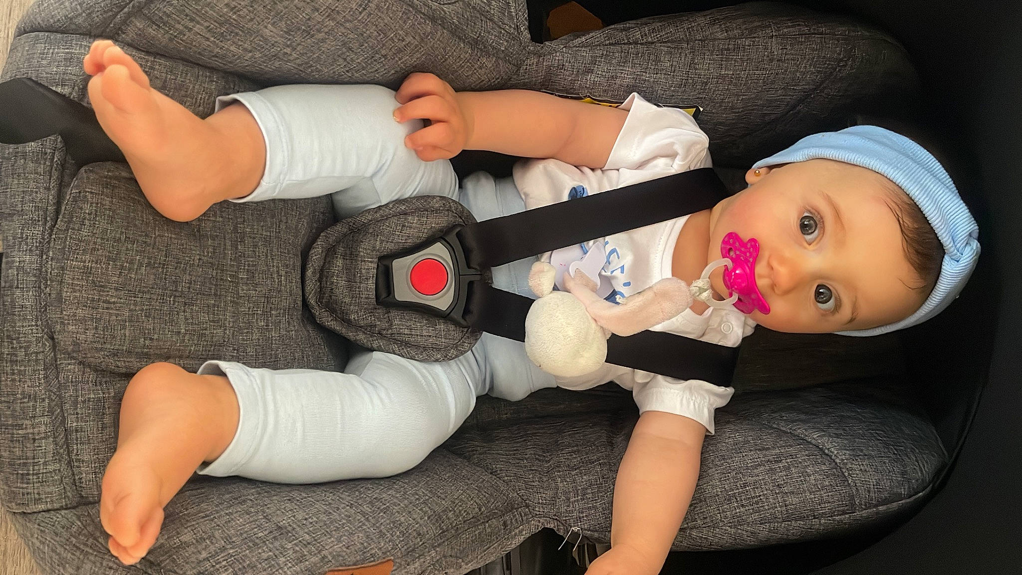 Lia a rejoint le concours — aidez-le/la à gagner de superbes lots ! baby, comfort, elbow, finger, foot, gesture, hand, human_leg, joint, knee, lap, leg, nail, person, sock, thigh, thumb, toddler, trunk, white