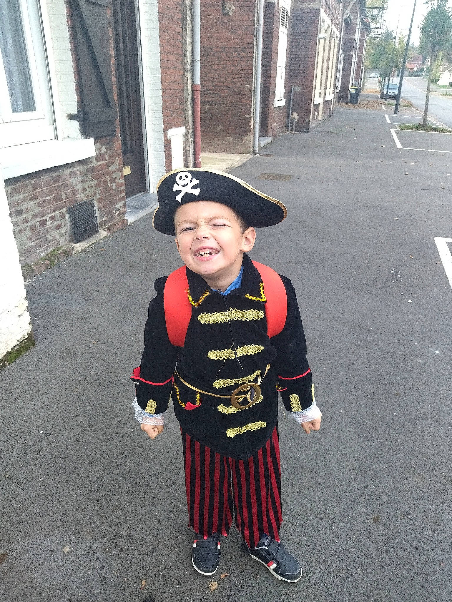 Romain participe au concours pour gagner de l'argent avec cette photo : asphalt, child, costume, door, event, fictional_character, fun, hat, headgear, headwear, joy, pedestrian, person, personal_protective_equipment, recreation, road, road_surface, sidewalk, smile, street