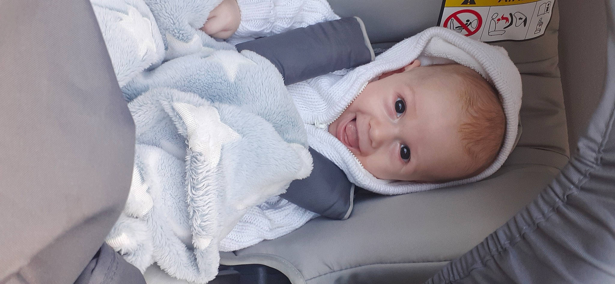 Enzo a rejoint le concours — aidez-le/la à gagner de superbes lots ! baby, baby_carriage, baby_products, baby_safety, baby_toddler_clothing, car_seat, cheek, child, comfort, hat, linens, lip, person, product, sitting, skin, smile, toddler