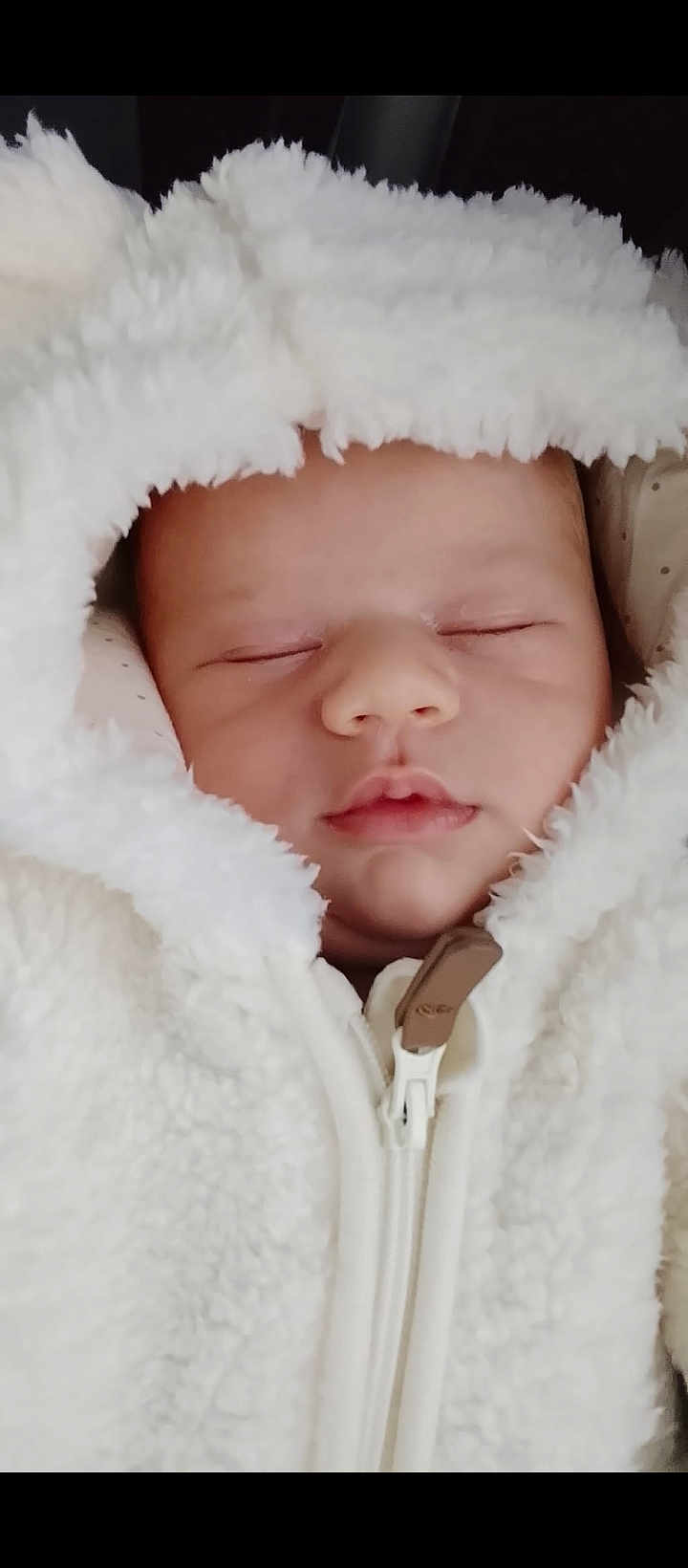 Wassim a rejoint le concours — aidez-le/la à gagner de superbes lots ! adorable, baby, child, closed_eyes, clothing, cozy, cuddle, cute, face, fluffy, hood, infant, newborn, portrait, sleeping, soft, toddler, warm, white, zipper