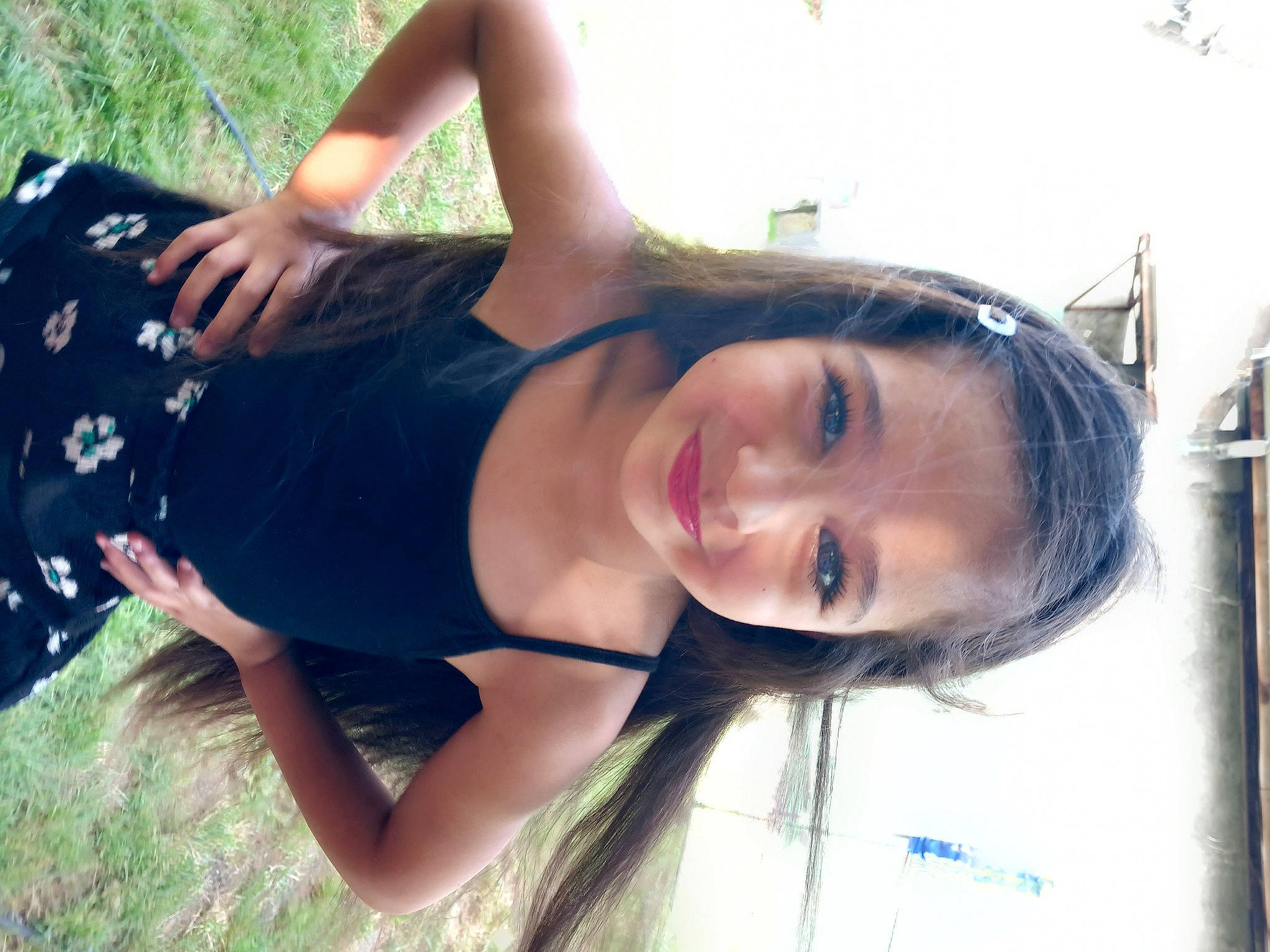 Sûnna a rejoint le concours — aidez-le/la à gagner de superbes lots ! black_hair, chest, elbow, eyelash, flash_photography, fun, grass, happy, human_leg, jaw, joy, leisure, lip, long_hair, people_in_nature, person, plant, shoulder, smile, thigh