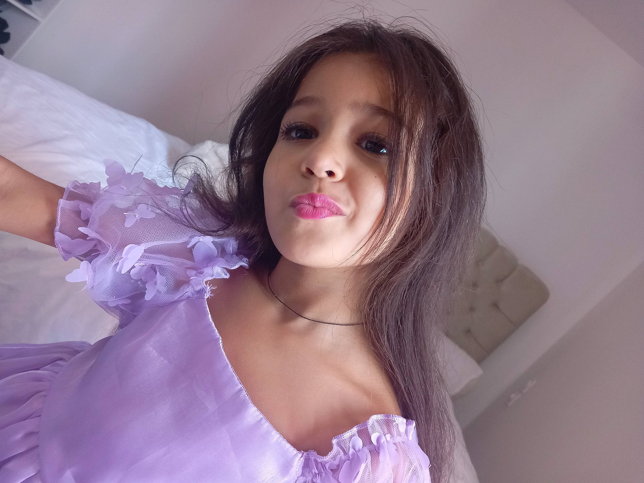 Sûnna a rejoint le concours — aidez-le/la à gagner de superbes lots ! black_hair, chest, eyebrow, eyelash, flash_photography, gesture, hair, jaw, joint, layered_hair, lip, makeover, mouth, neck, person, pink, purple, shoulder, skin, violet