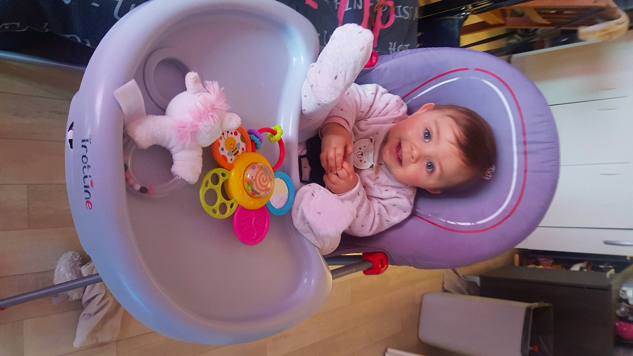 Solaya a rejoint le concours — aidez-le/la à gagner de superbes lots ! baby, baby_products, baby_toddler_clothing, baby_toys, child, event, facial_expression, fun, hat, party, party_supply, person, pink, plastic, product, purple, room, smile, tableware, toddler