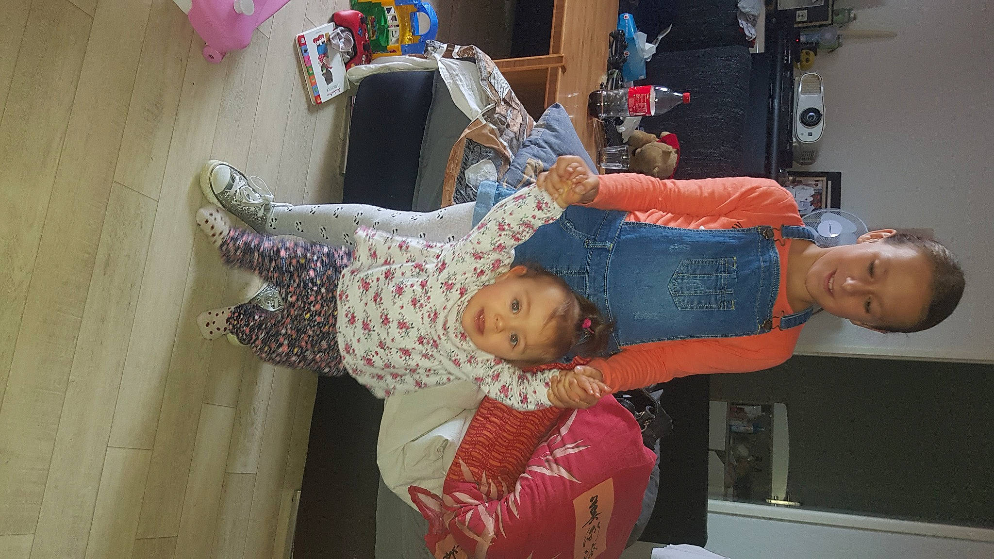 Eloane a rejoint le concours — aidez-le/la à gagner de superbes lots ! arm, baby_toddler_clothing, child, comfort, engineering, event, flooring, fun, happy, joy, person, room, smile, t_shirt, toddler