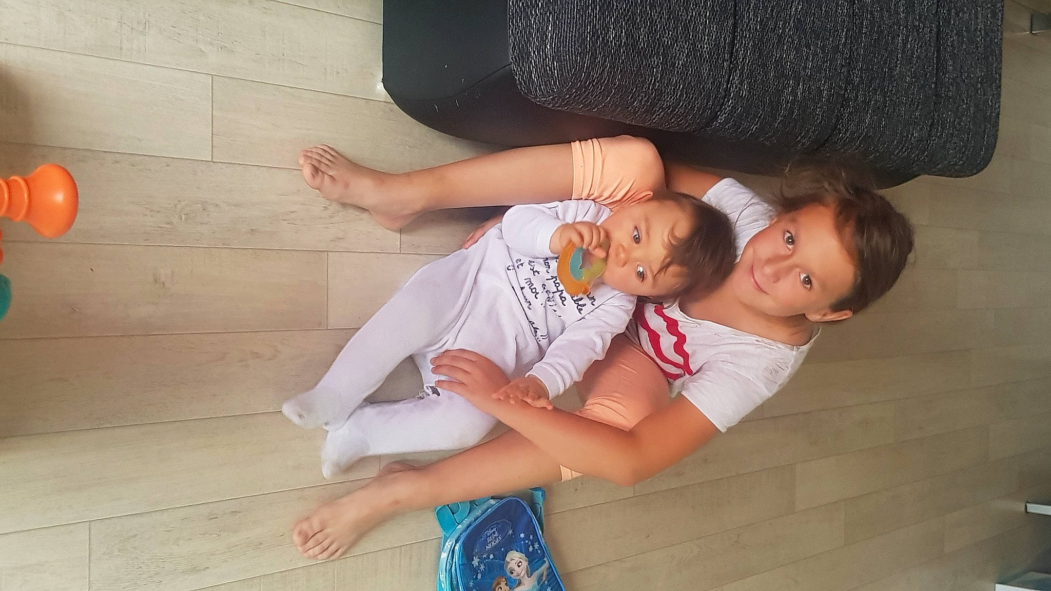 Eloane a rejoint le concours — aidez-le/la à gagner de superbes lots ! abdomen, black_hair, comfort, elbow, facial_expression, finger, hand, happy, human_body, joint, joy, knee, leg, leisure, muscle, person, shorts, shoulder, skin, thigh