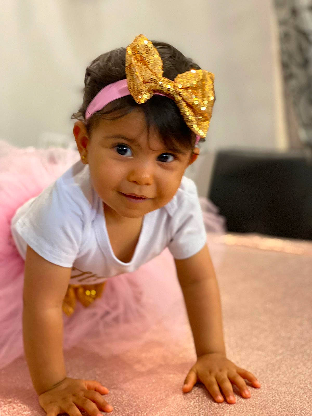 Liyana a rejoint le concours — aidez-le/la à gagner de superbes lots ! baby, baby_toddler_clothing, cap, child, chin, dress, face, fashion_accessory, flooring, fun, happy, head, headband, headpiece, human_body, jewellery, person, pink, skin, smile