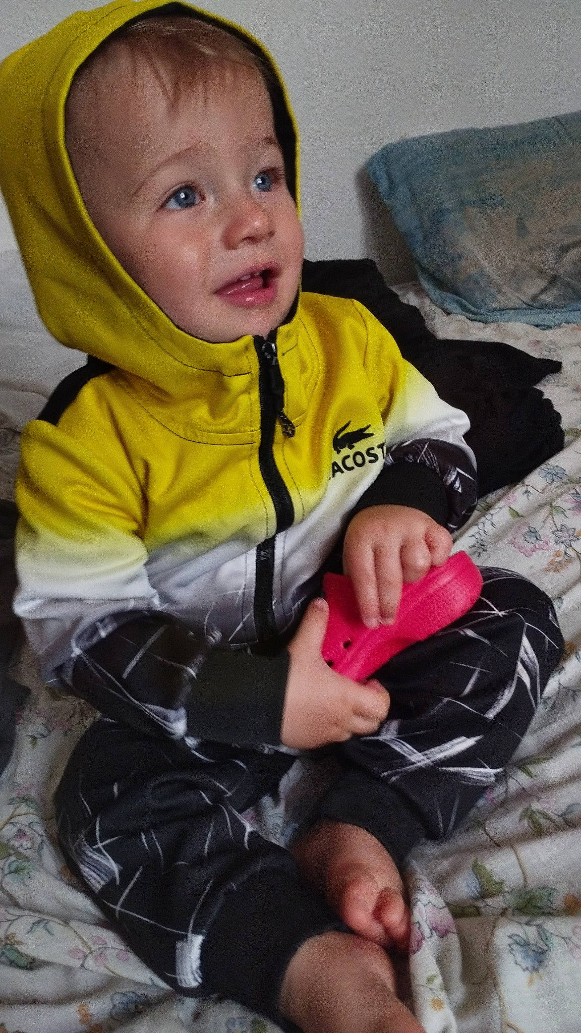 Théo participe au concours pour gagner de l'argent avec cette photo : baby, baby_carriage, baby_products, baby_toddler_clothing, black, cheek, child, comfort, eye, grass, happy, head, lap, person, personal_protective_equipment, sitting, skin, sleeve, smile, thumb