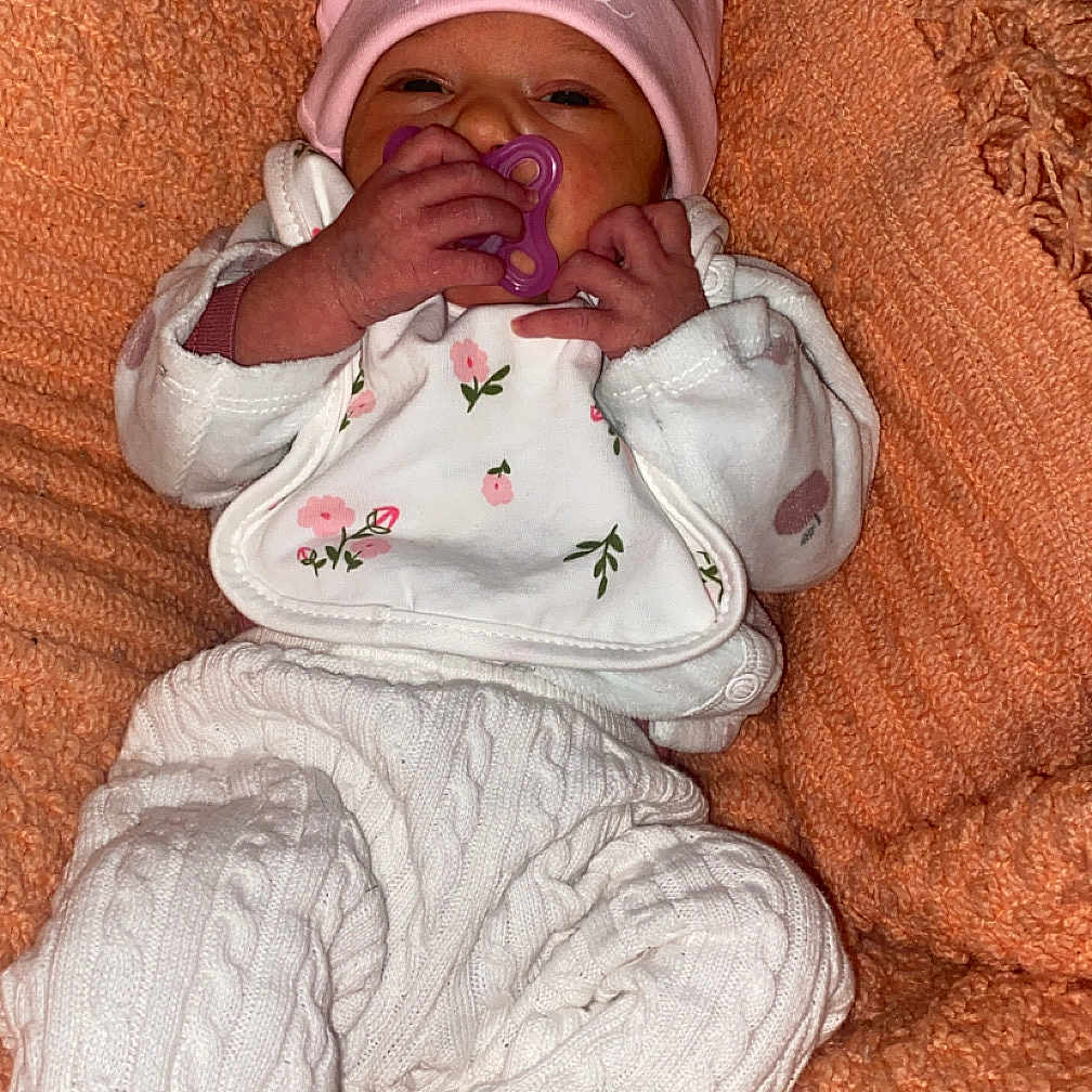 Kheylla participe au concours pour gagner de l'argent avec cette photo : baby, bib, blanket, child, cozy, cute, hat, infant, knit_pants, lying_down, newborn, orange, pacifier, person, pink, sleepy, small_feet, small_hands, soft_texture, white_clothing