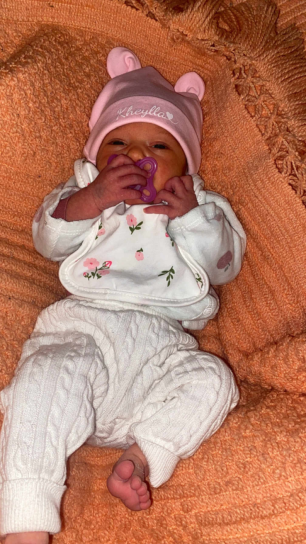 Kheylla participe au concours pour gagner de l'argent avec cette photo : baby, newborn, pacifier, hat, pink, white_clothing, knit_pants, bib, blanket, orange, cute, infant, sleepy, small_hands, small_feet, lying_down, cozy, soft_texture, child, person