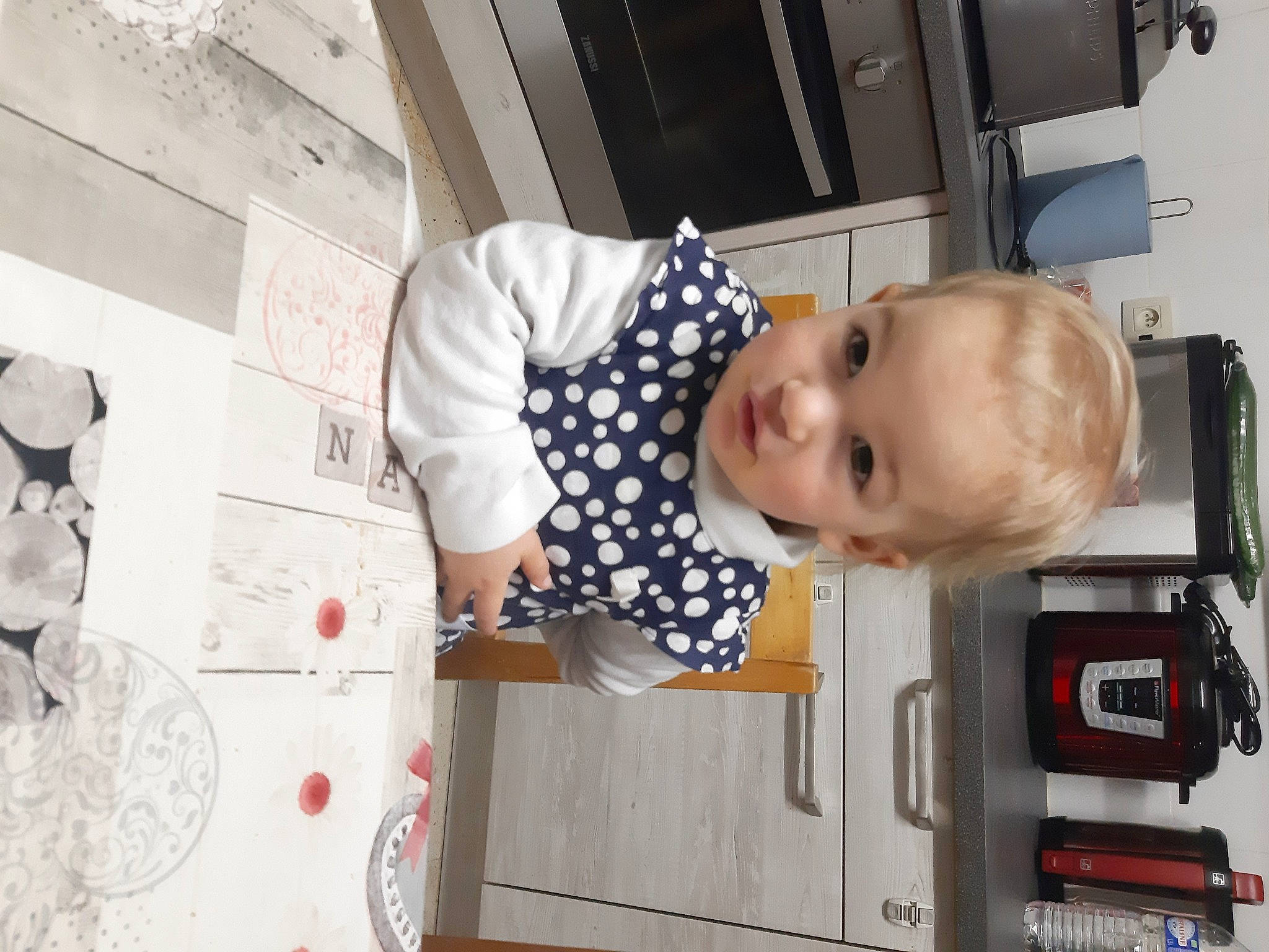 Amara participe au concours pour gagner de l'argent avec cette photo : automotive_exterior, baby, baby_products, baby_safety, baby_toddler_clothing, child, comfort, design, fun, hairstyle, organ, pattern, person, room, smile, t_shirt, toddler, vehicle, visual_arts