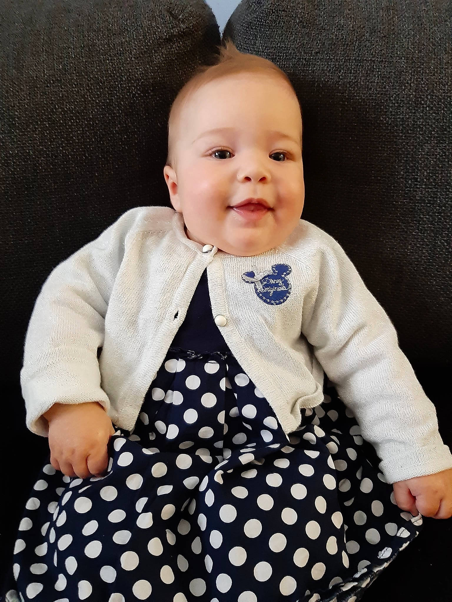 Jenna participe au concours pour gagner de l'argent avec cette photo : baby, baby_products, baby_toddler_clothing, cheek, child, clothing, collar, day_dress, dress, dress_shirt, happy, outerwear, pattern, person, sitting, sleeve, smile, t_shirt, textile, toddler