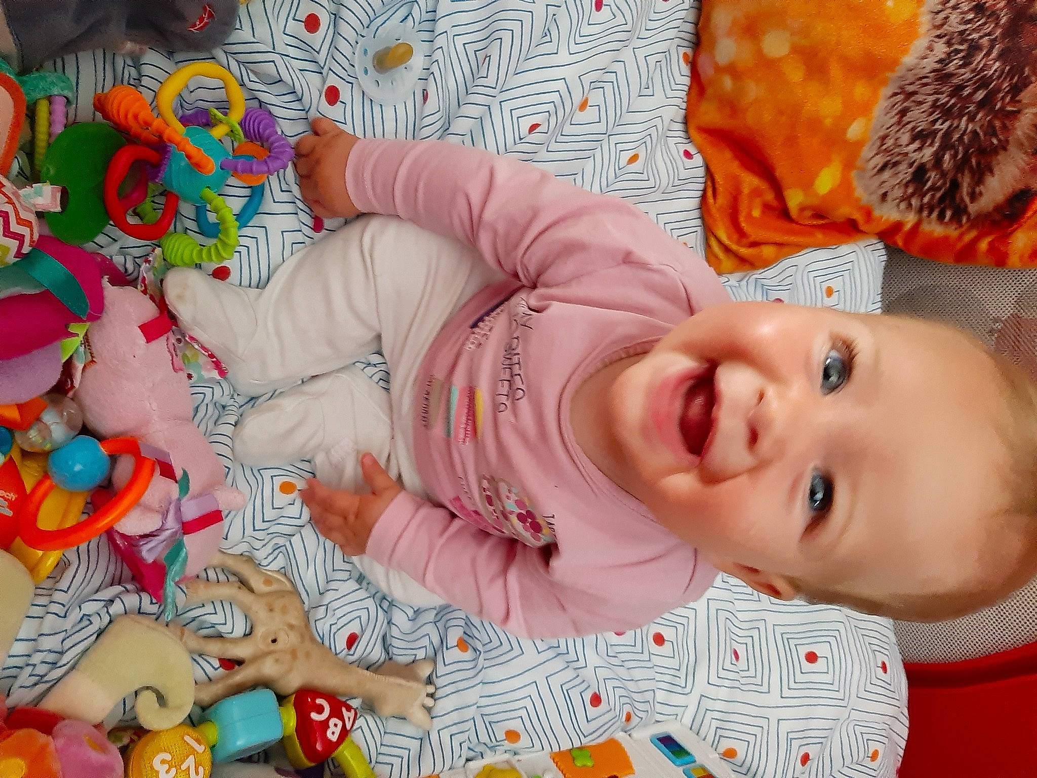 Jenna a rejoint le concours — aidez-le/la à gagner de superbes lots ! baby, baby_toddler_clothing, cheek, child, eye, fun, happy, human, nose, orange, organ, person, photograph, pink, product, skin, smile, textile, toddler, white