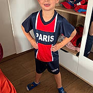 Nolann participe au concours pour gagner de l'argent avec cette photo : child, boy, standing, sporty_clothing, paris, blue_socks, wardrobe, clothes, hat, indoor, wooden_floor, smiling, short_hair, casual, person, home, mirror, reflection, hand_on_hip, young