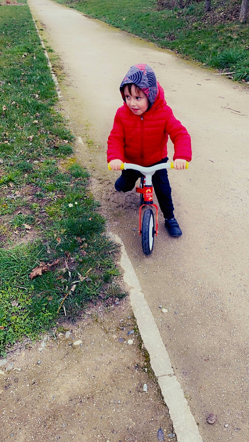 Leïto participe au concours pour gagner de l'argent avec cette photo : asphalt, bicycle, bicycle_accessory, bicycle_frame, bicycle_helmet, bicycle_part, bicycle_tire, bicycle_wheel, bicycles_equipment_and_supplies, cycling, grass, headwear, helmet, people_in_nature, person, recreation, road_surface, rolling, spoke, tire