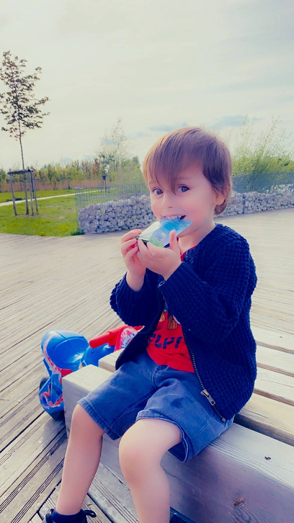 Leïto a rejoint le concours — aidez-le/la à gagner de superbes lots ! baby_toddler_clothing, child, electric_blue, fun, grass, happy, human_leg, joint, knee, leisure, person, plant, recreation, shorts, sitting, sky, sleeve, summer, thigh, toddler