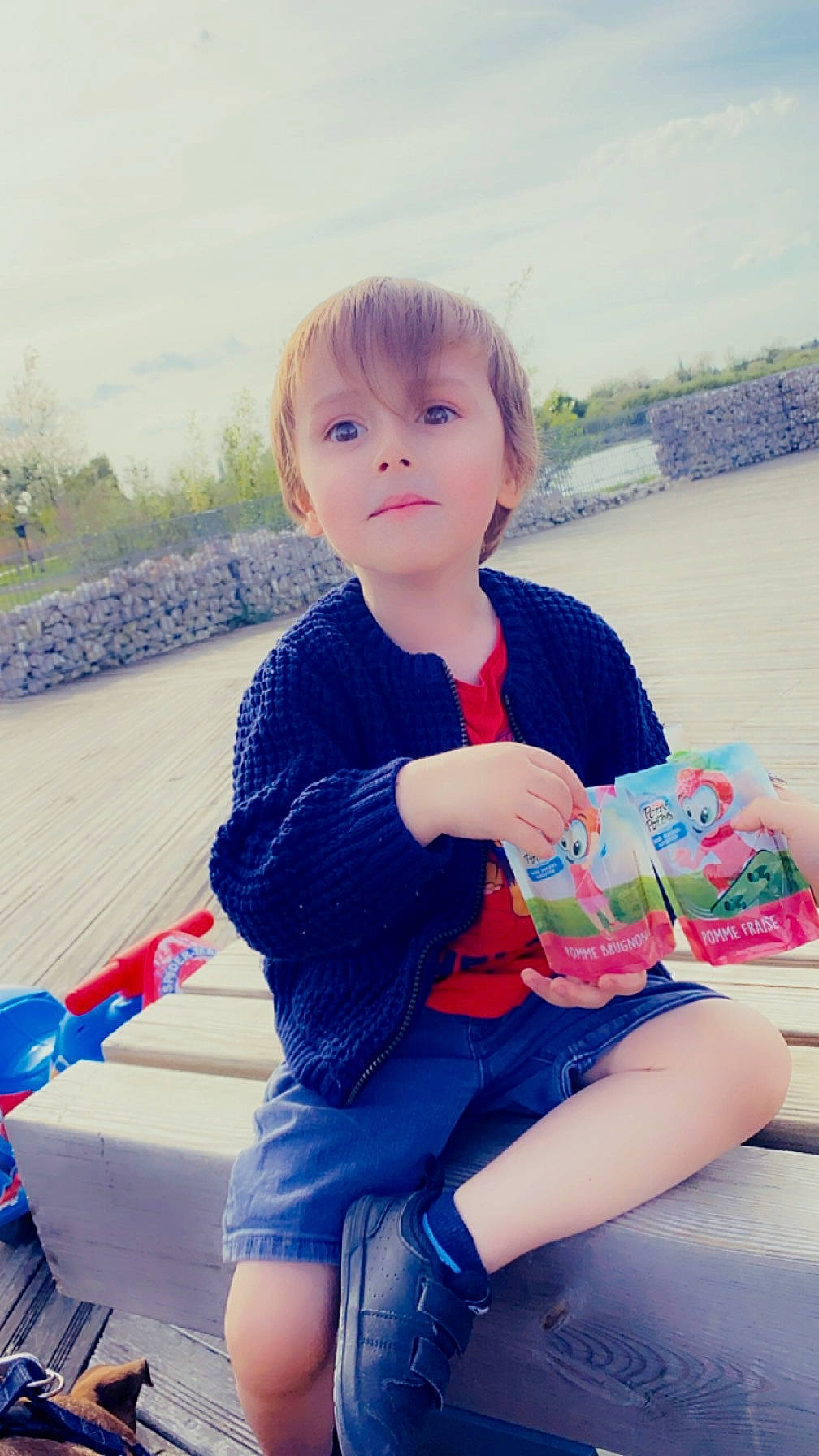 Leïto participe au concours pour gagner de l'argent avec cette photo : baby_toddler_clothing, electric_blue, facial_expression, fun, happy, human_leg, joint, knee, lap, leg, leisure, person, recreation, shorts, shoulder, skin, sky, sleeve, thigh, toddler