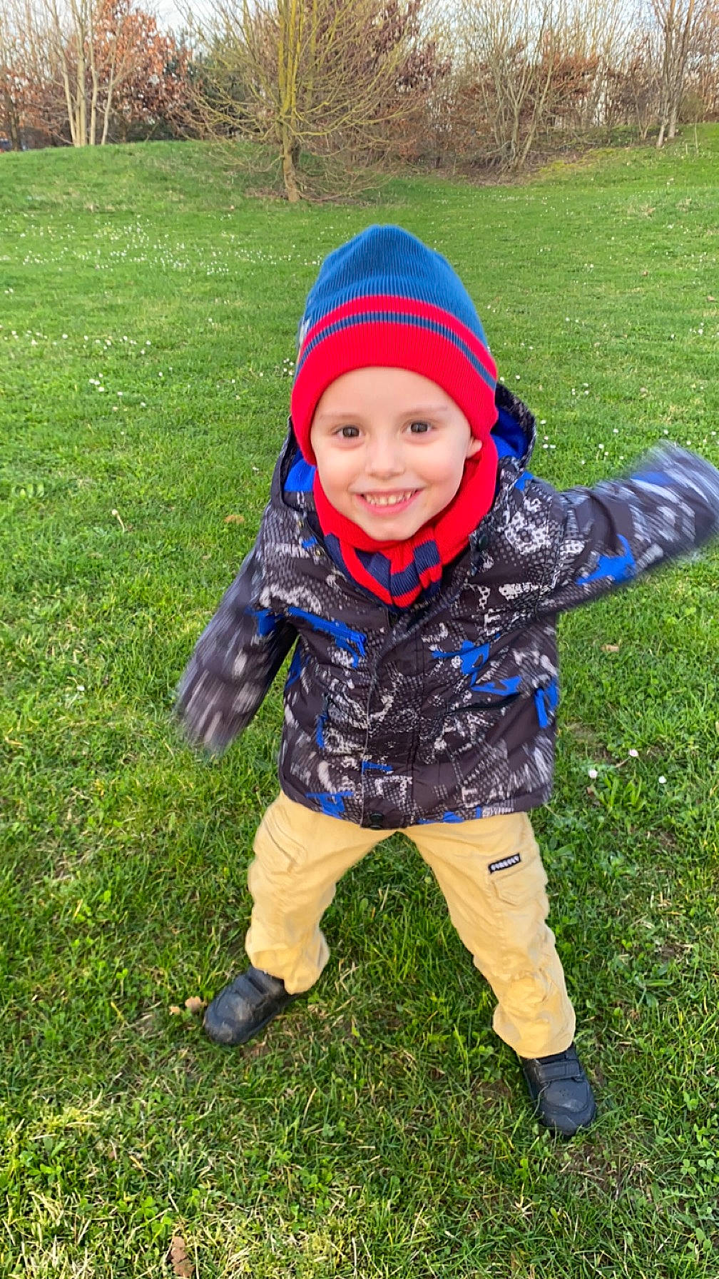 Leïto a rejoint le concours — aidez-le/la à gagner de superbes lots ! baby, baby_toddler_clothing, cap, child, electric_blue, fun, grass, grassland, happy, headgear, headwear, jacket, joy, lawn, meadow, people_in_nature, person, personal_protective_equipment, plant, recreation