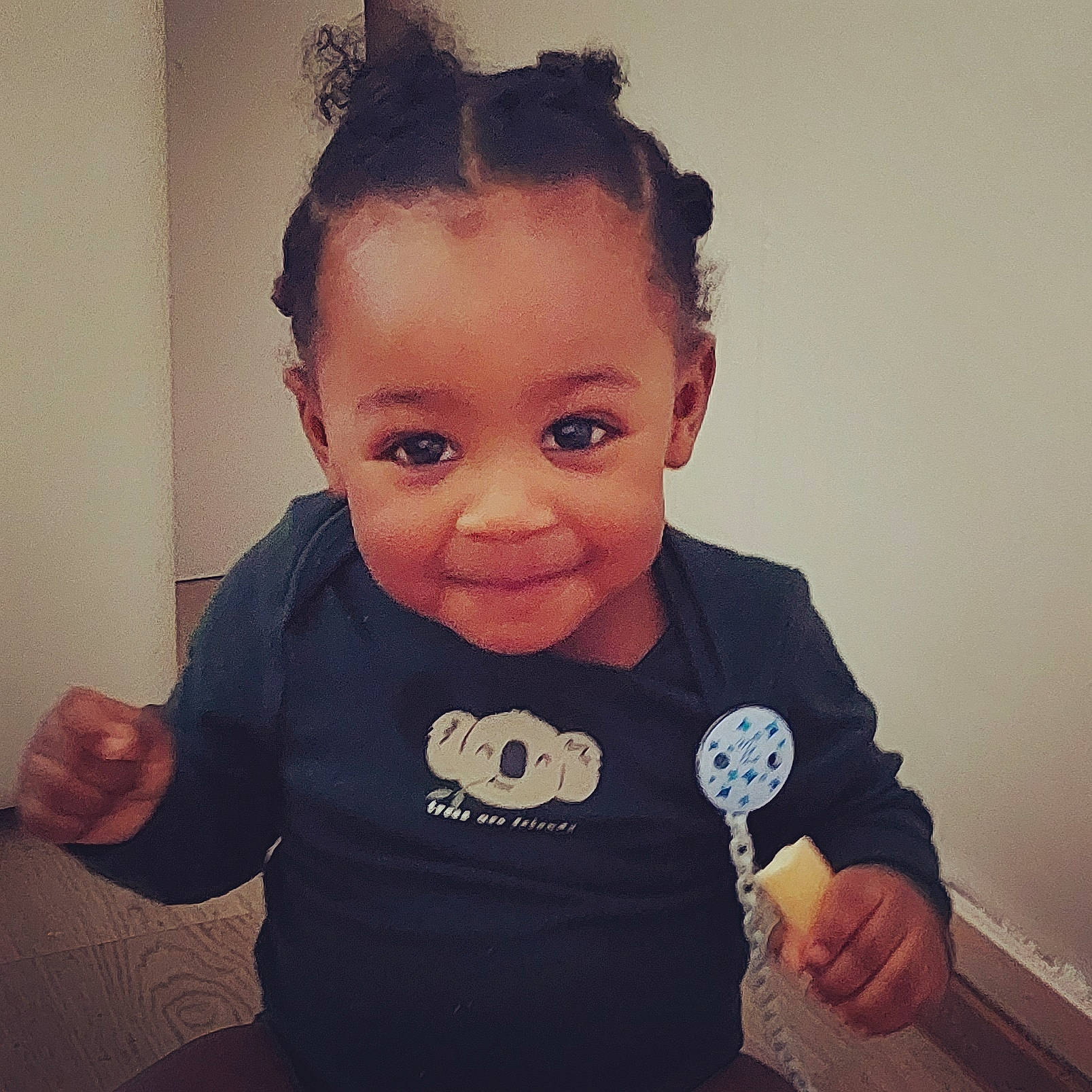 Jonas participe au concours pour gagner de l'argent avec cette photo : arm, baby, baby_toddler_clothing, cheek, ear, eyebrow, eyelash, finger, forehead, gesture, hair, hand, happy, iris, joy, neck, nose, person, sleeve, smile