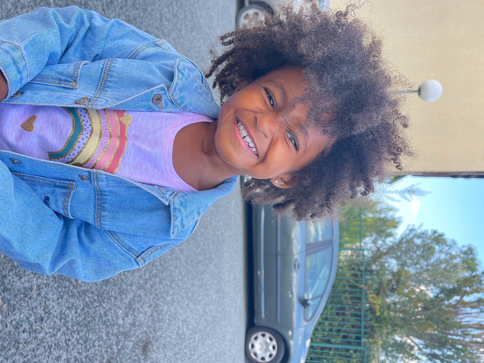 Talyah a rejoint le concours — aidez-le/la à gagner de superbes lots ! afro, automotive_exterior, automotive_lighting, car, clothing, daytime, electric_blue, fun, happy, jeans, joy, leisure, person, sky, smile, t_shirt, tire, toddler, tree, vehicle
