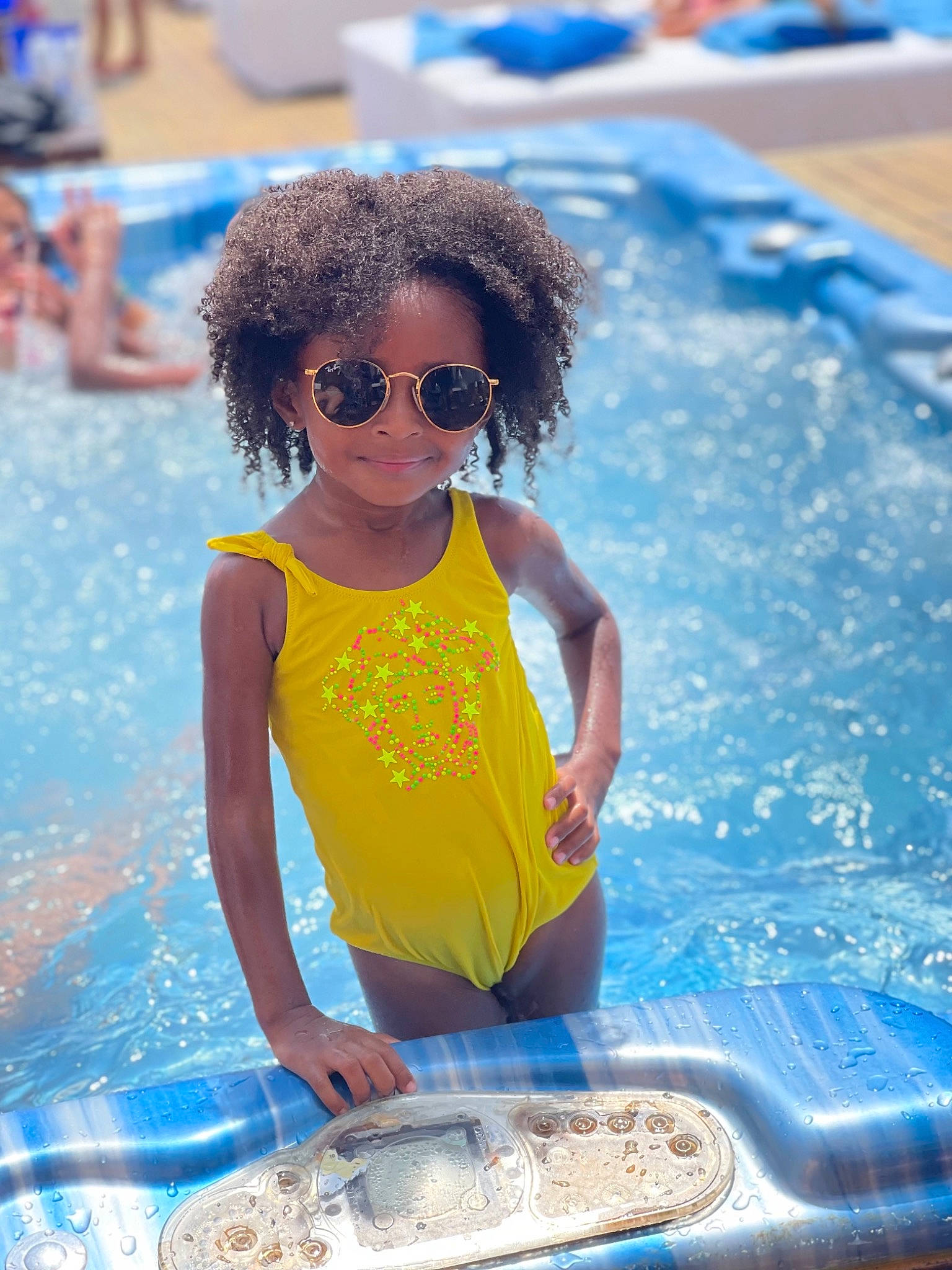 Talyah a rejoint le concours — aidez-le/la à gagner de superbes lots ! afro, aqua, azure, blue, cool, electric_blue, eyewear, fun, goggles, happy, leisure, person, photograph, snapshot, street_fashion, summer, sunglasses, toddler, vision_care, water