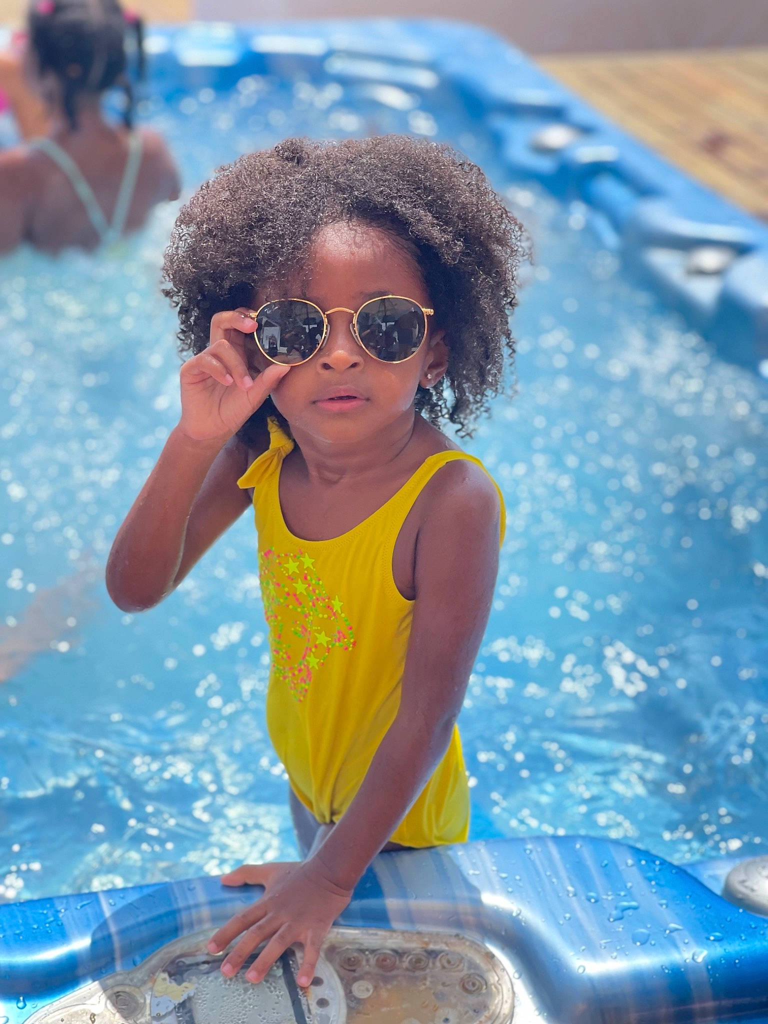 Talyah participe au concours pour gagner de l'argent avec cette photo : afro, azure, blue, electric_blue, eyewear, fun, glasses, goggles, happy, hood, leisure, person, personal_protective_equipment, recreation, summer, sunglasses, swimming_pool, toddler, vision_care, water