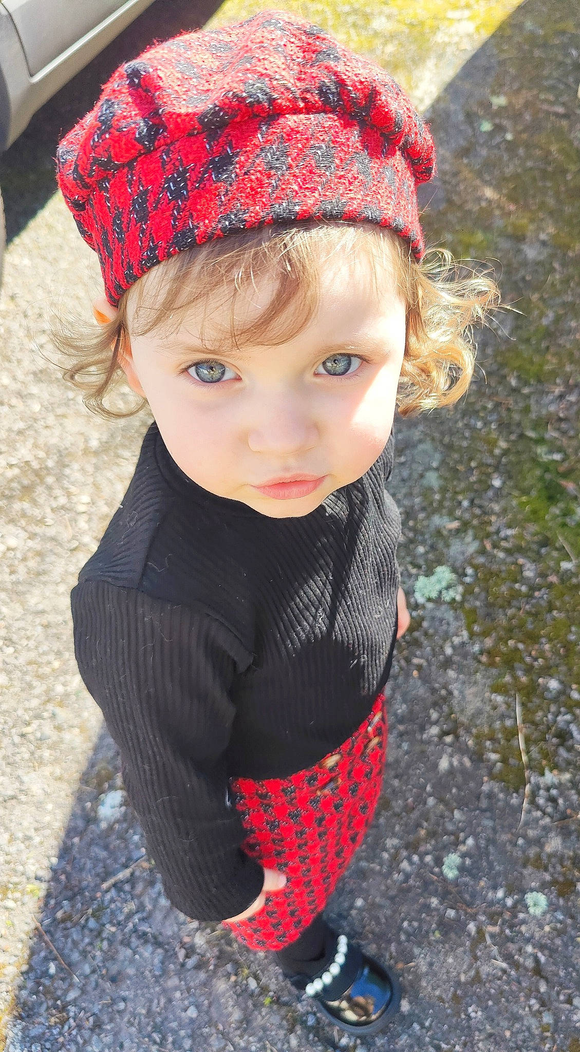 Lyna a rejoint le concours — aidez-le/la à gagner de superbes lots ! baby_toddler_clothing, beauty, cap, child, costume_hat, face, fashion_accessory, grass, hair_accessory, head, headband, headgear, headpiece, headwear, lip, pattern, person, red, sleeve, textile