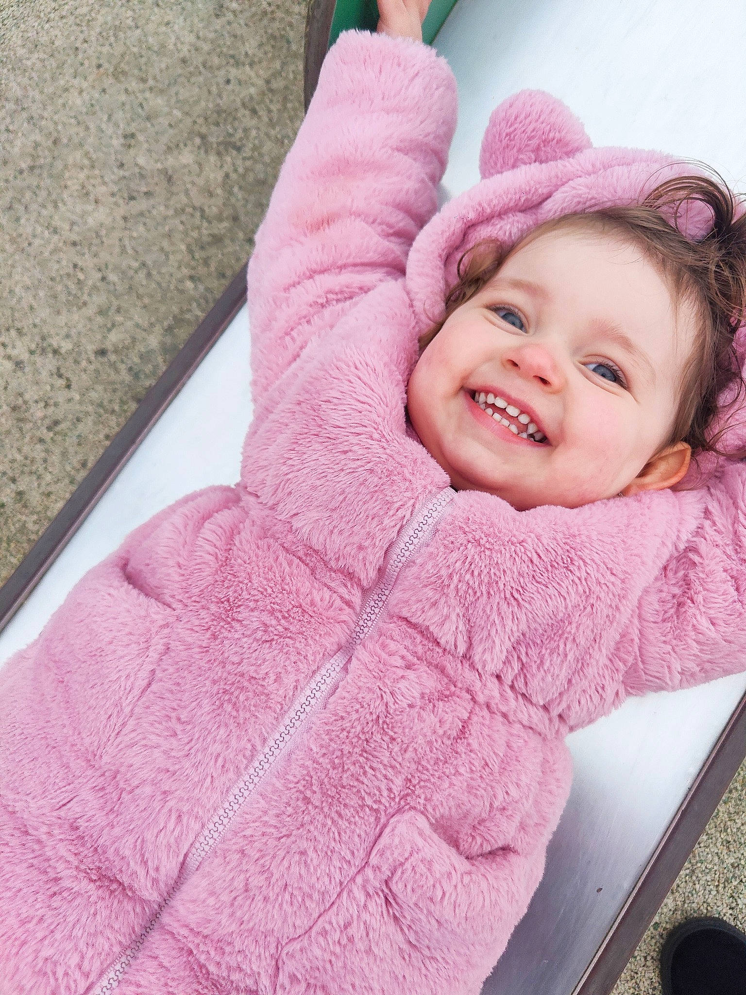 Lyna participe au concours pour gagner de l'argent avec cette photo : baby, baby_laughing, baby_toddler_clothing, child, comfort, fashion_accessory, flooring, happy, joy, laugh, linens, magenta, pattern, person, pink, purple, skin, sleeve, smile, textile