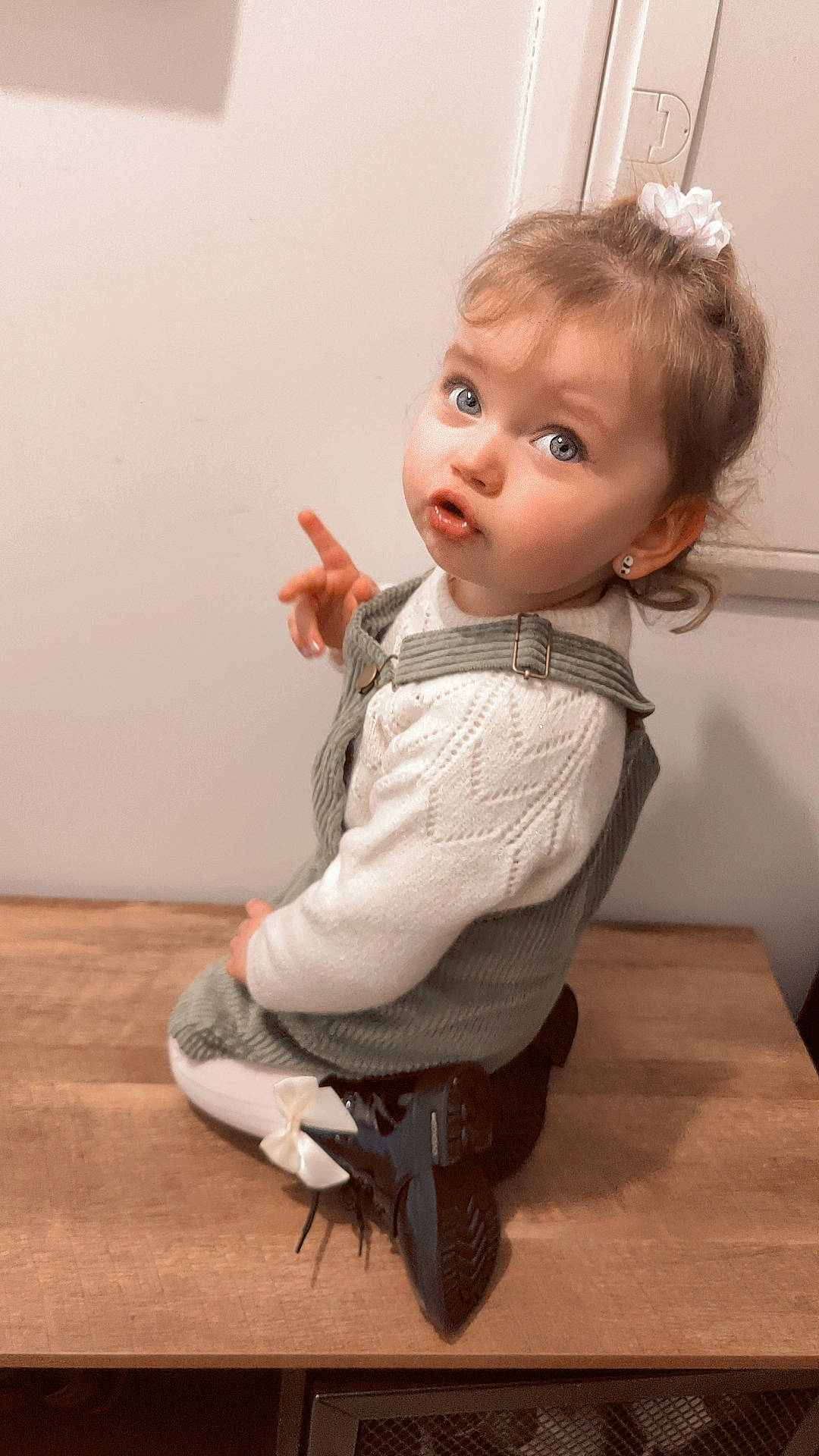 Lyna a rejoint le concours — aidez-le/la à gagner de superbes lots ! arm, baby, baby_toddler_clothing, cheek, dress, eye, finger, gesture, hand, head, human_body, joint, leg, neck, nose, person, shoulder, skin, sleeve, surprise