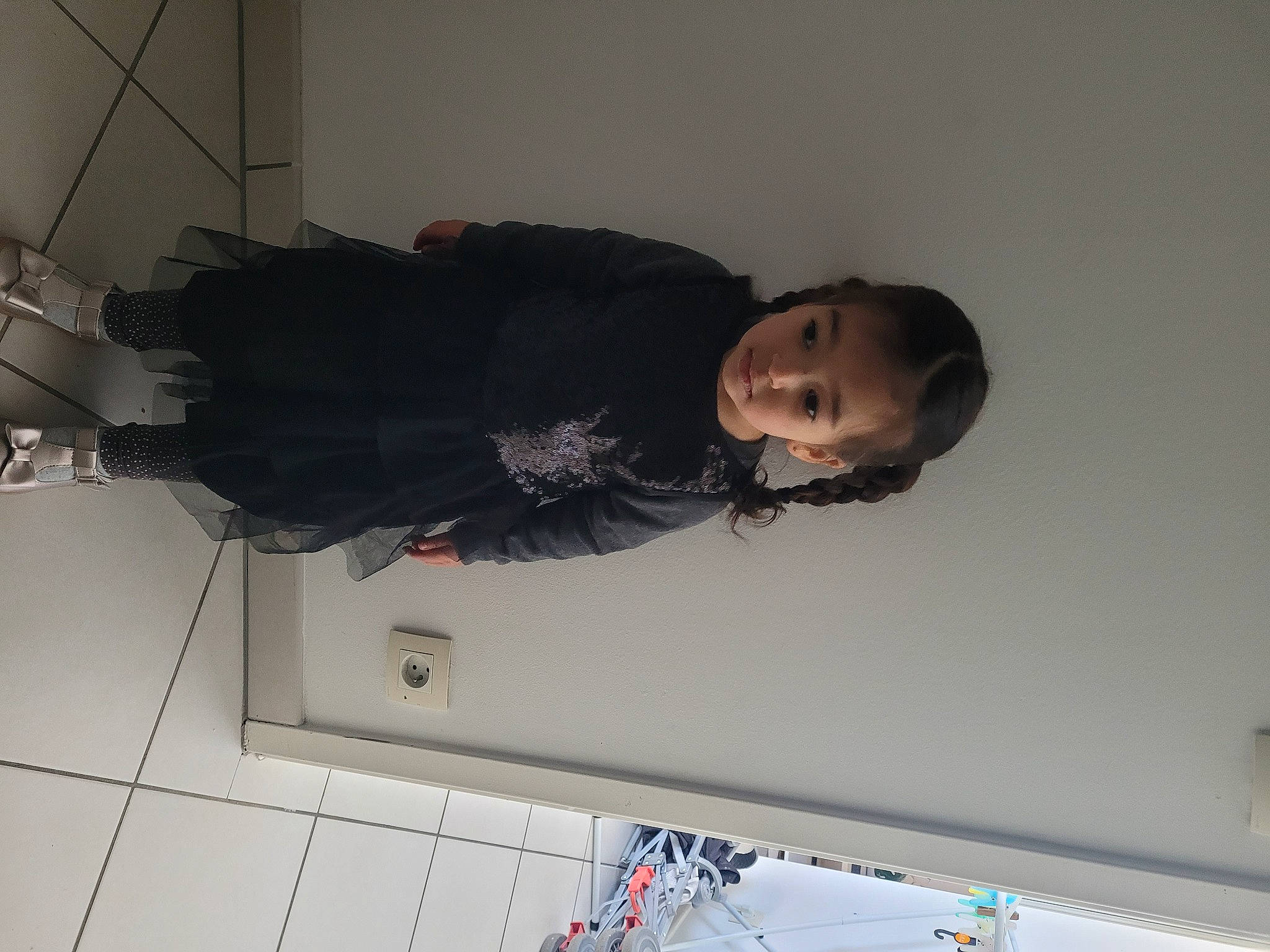 Maria participe au concours pour gagner de l'argent avec cette photo : comfort, elbow, flooring, fun, person, room