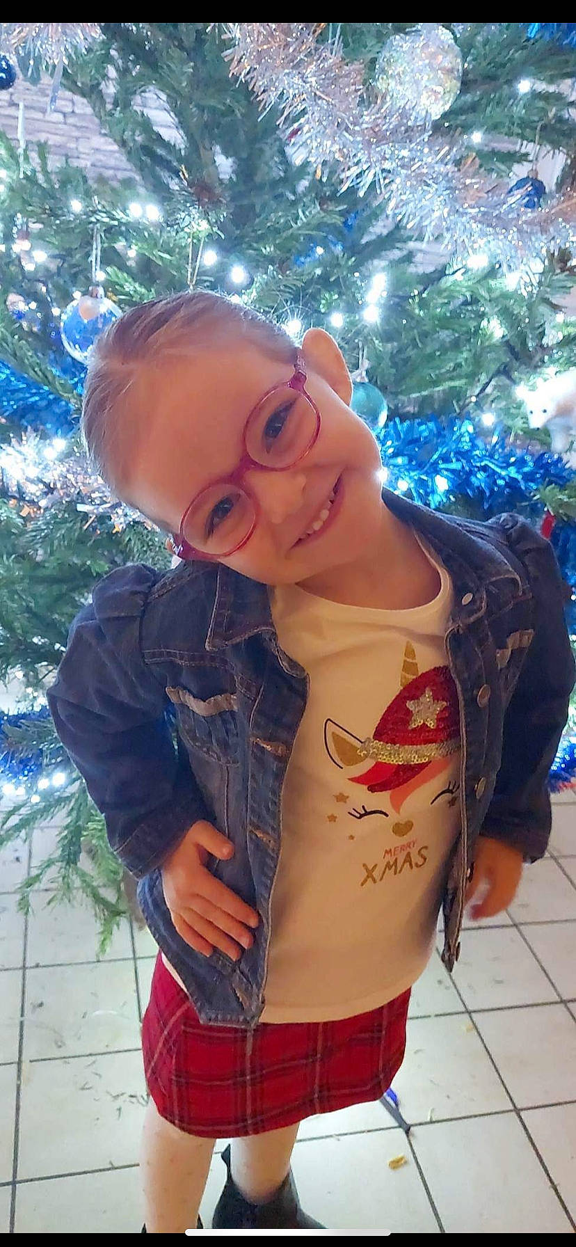 Maëlyne participe au concours pour gagner de l'argent avec cette photo : abdomen, beard, chest, child, cool, electric_blue, event, eyewear, fun, glasses, happy, holiday, joy, leisure, pattern, person, recreation, selfie, sunglasses, tree