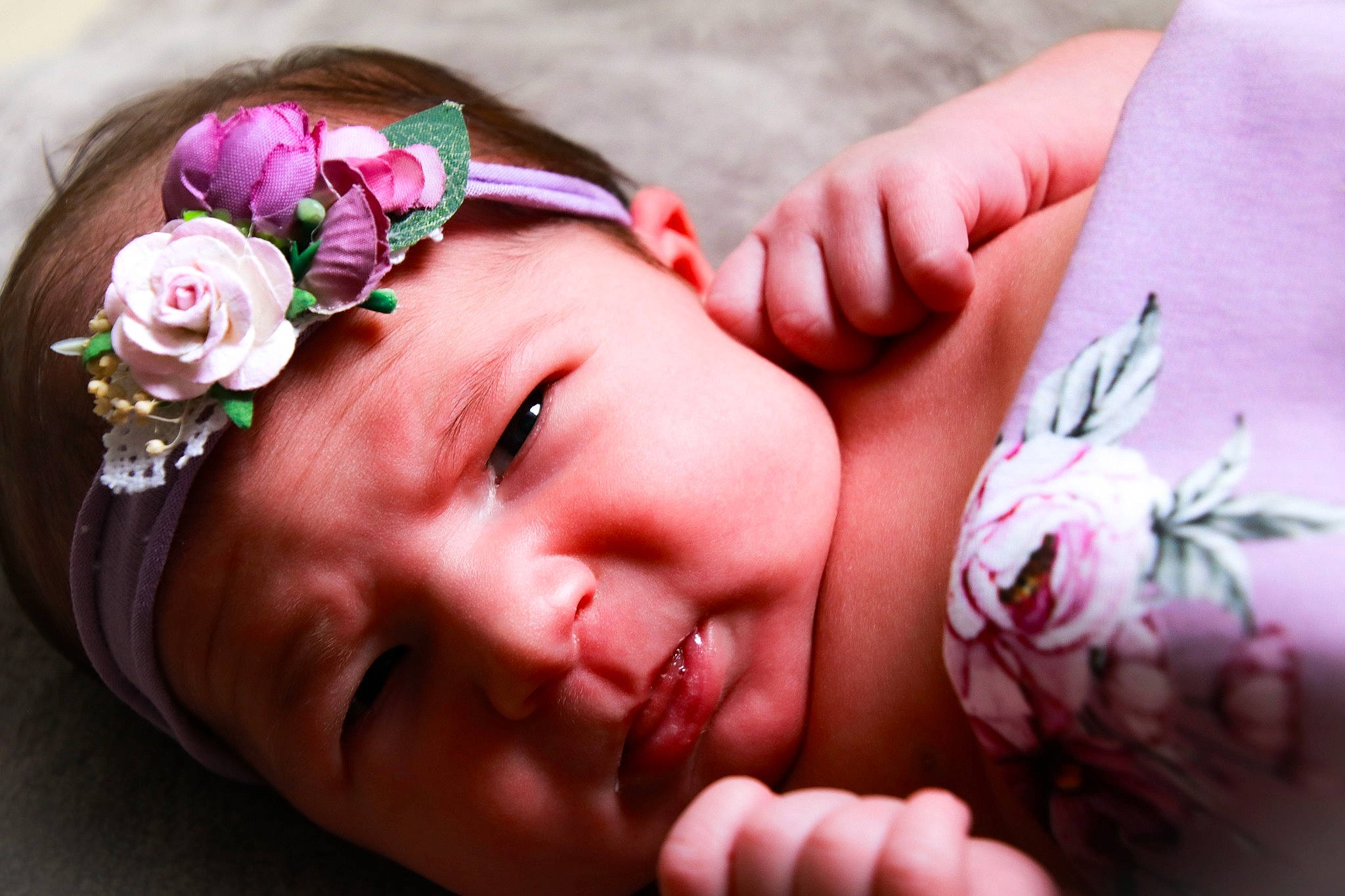 Mia participe au concours pour gagner de l'argent avec cette photo : baby, baby_sleeping, beauty, cheek, child, close_up, fashion_accessory, flower, hair_accessory, hand, headband, headgear, headpiece, headwear, person, petal, photograph, photography, pink, plant